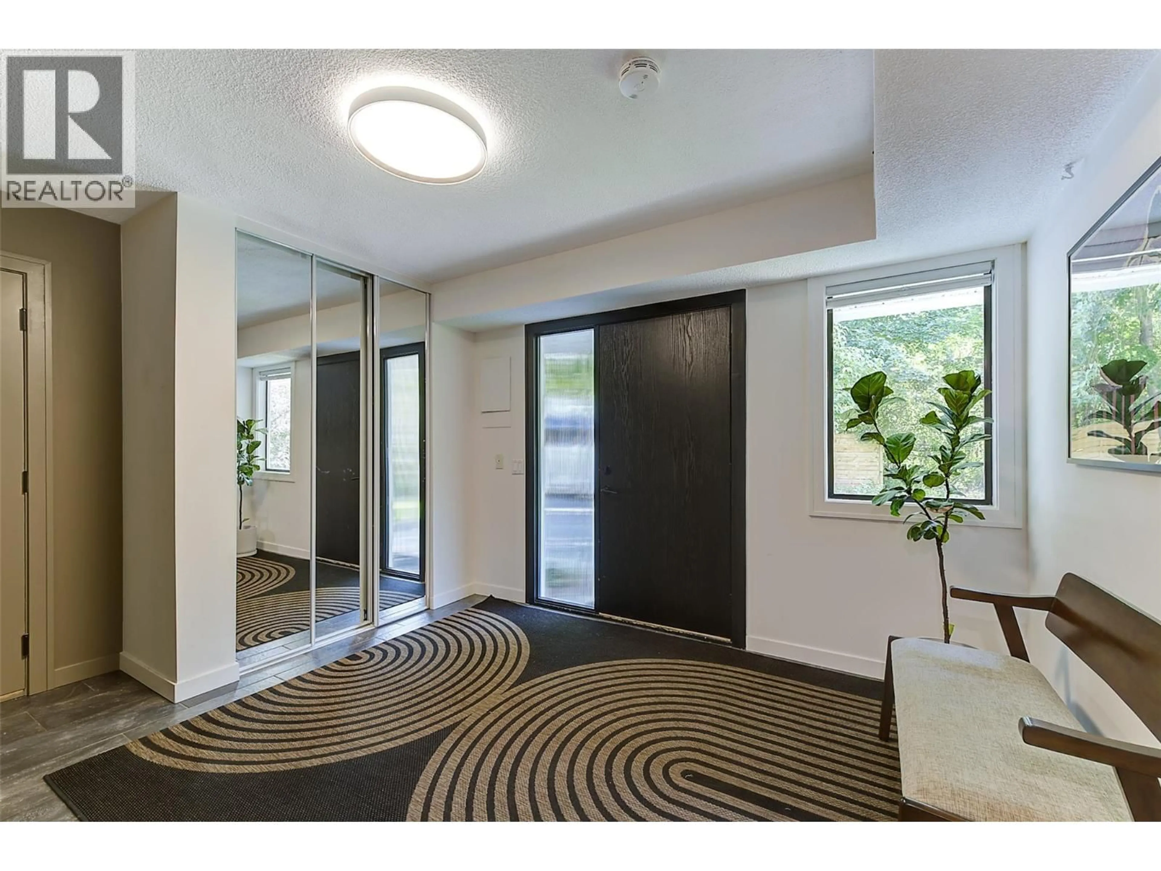 Indoor foyer for 1764 HIGHLAND DRIVE NORTH, Kelowna British Columbia V1Y4L1