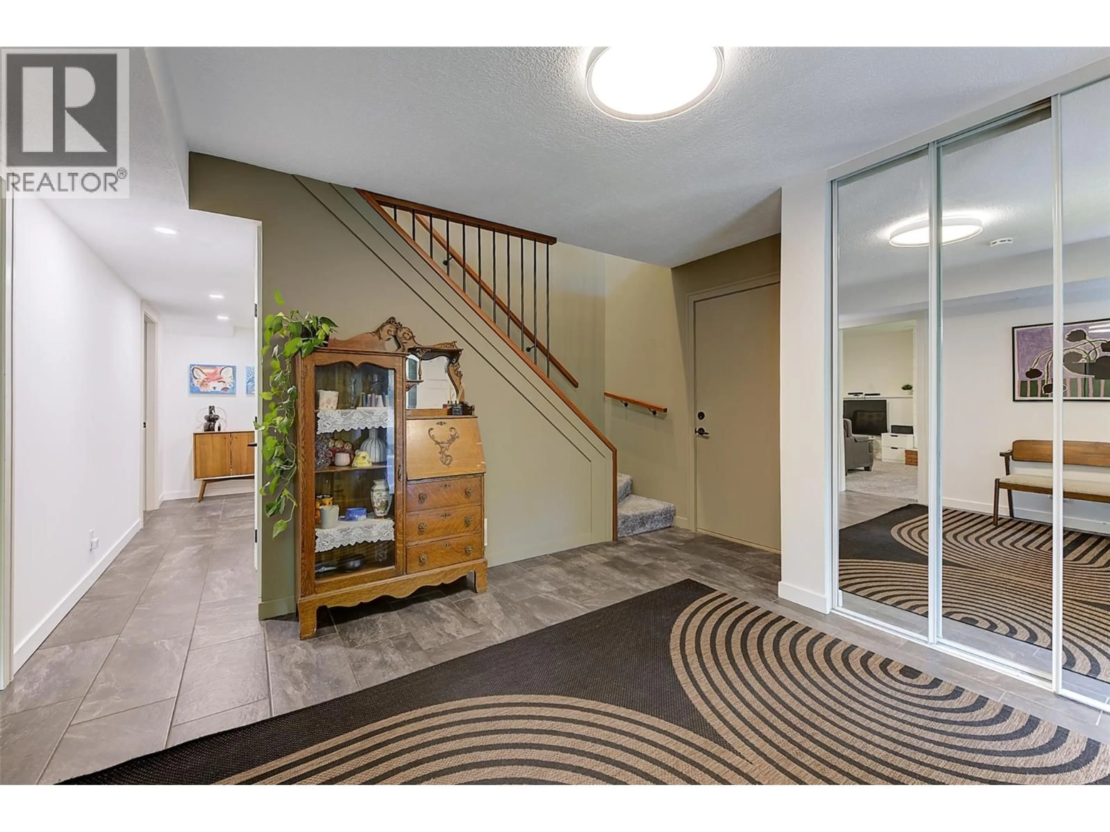 Indoor foyer for 1764 HIGHLAND DRIVE NORTH, Kelowna British Columbia V1Y4L1