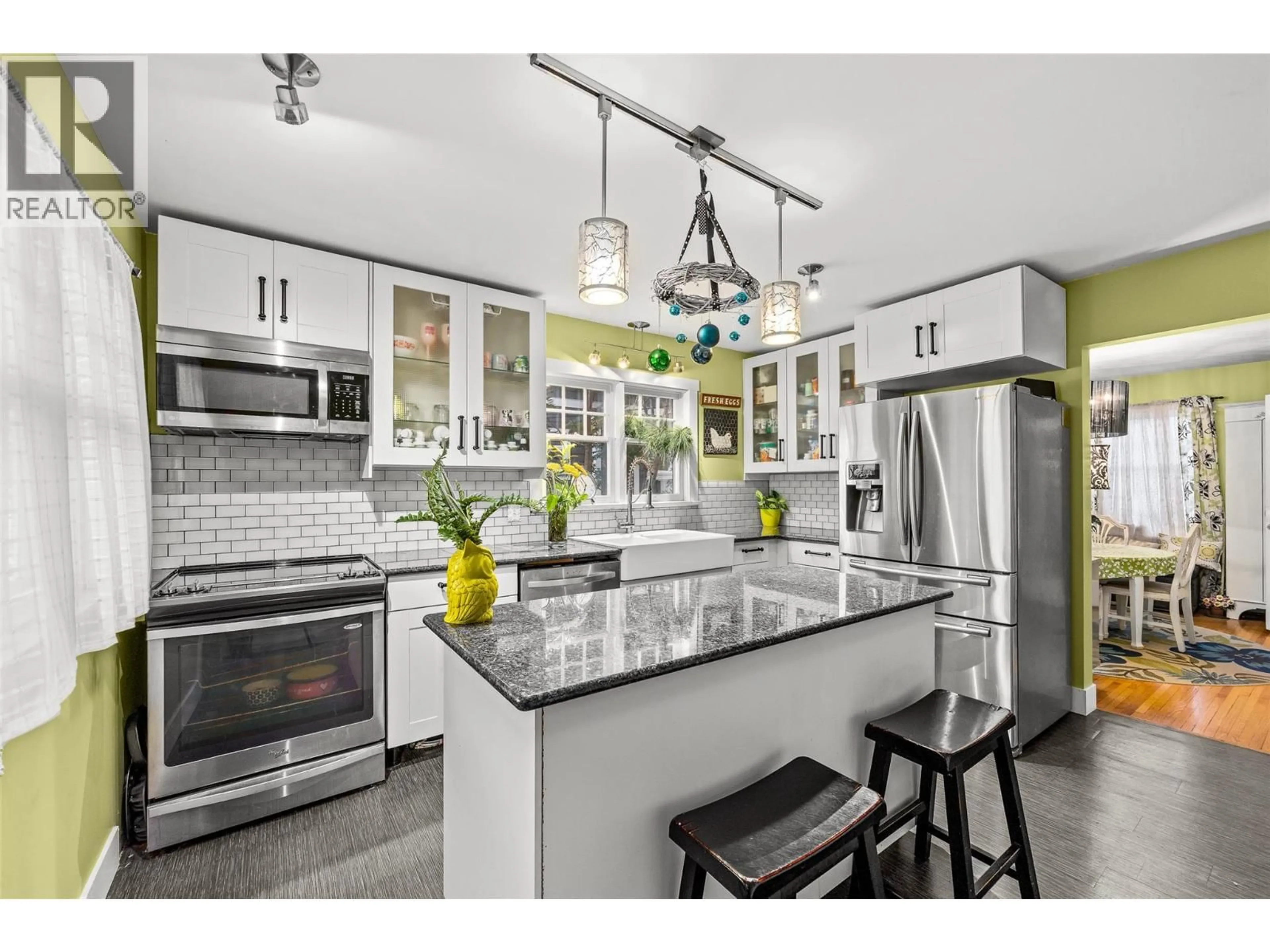 Open concept kitchen, ceramic/tile floor for 260 LAKE AVENUE, Kelowna British Columbia V1Y5W7