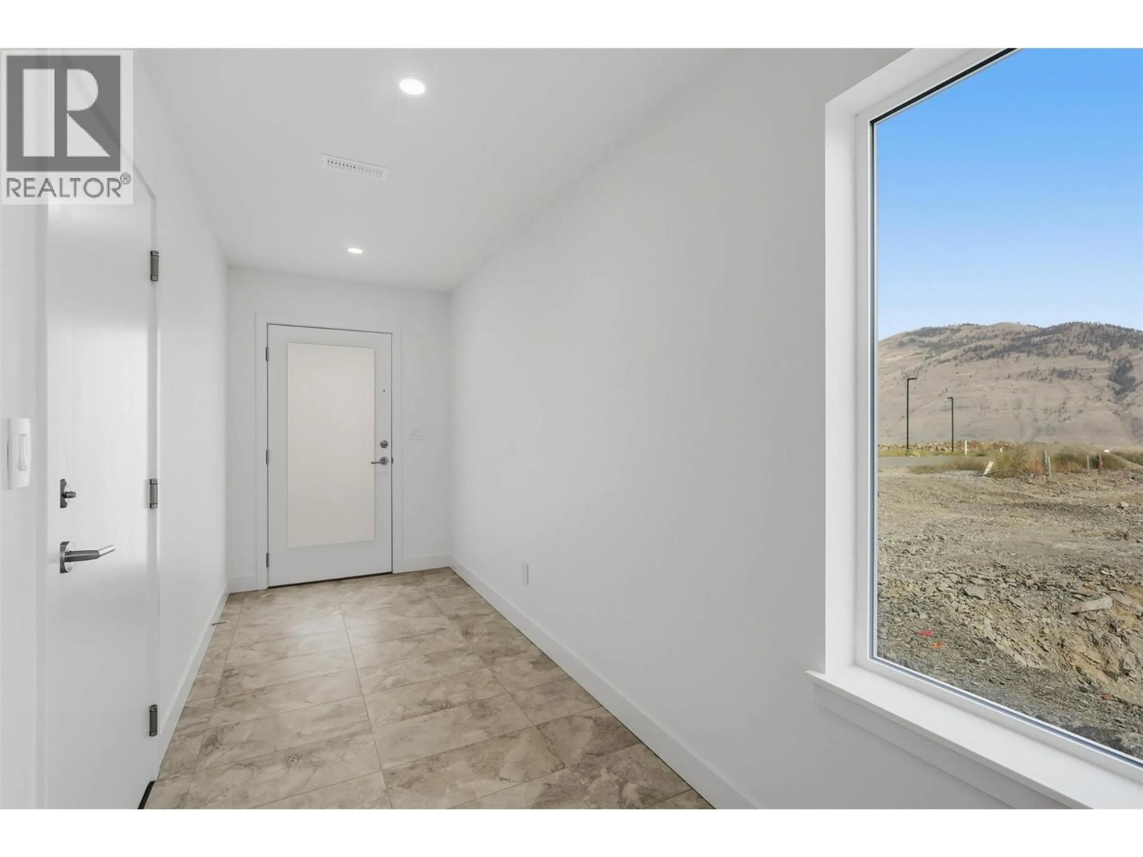 Indoor entryway for 135 - 2050 GRASSLANDS BOULEVARD, Kamloops British Columbia V2B0A6