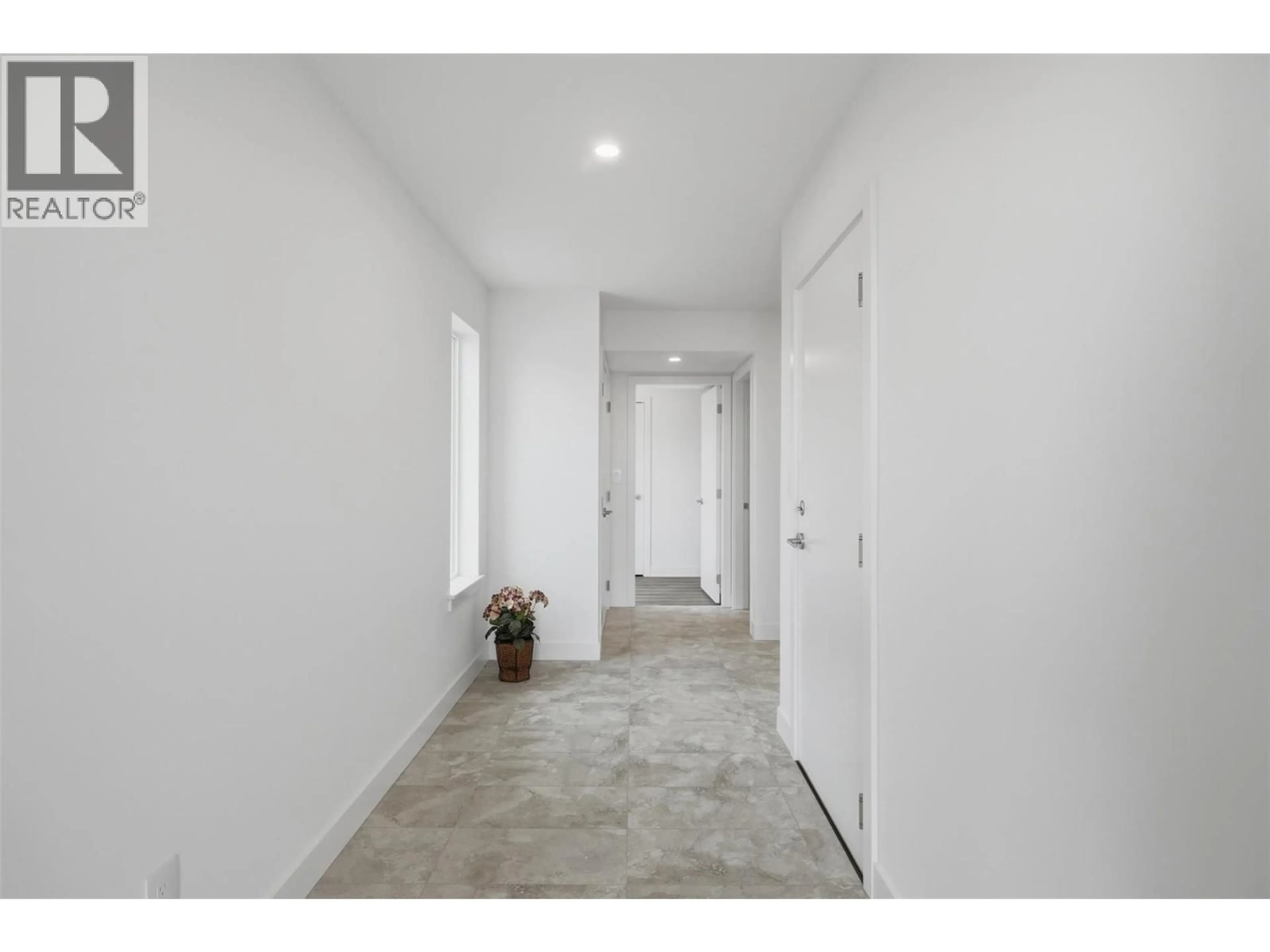 Indoor entryway for 135 - 2050 GRASSLANDS BOULEVARD, Kamloops British Columbia V2B0A6