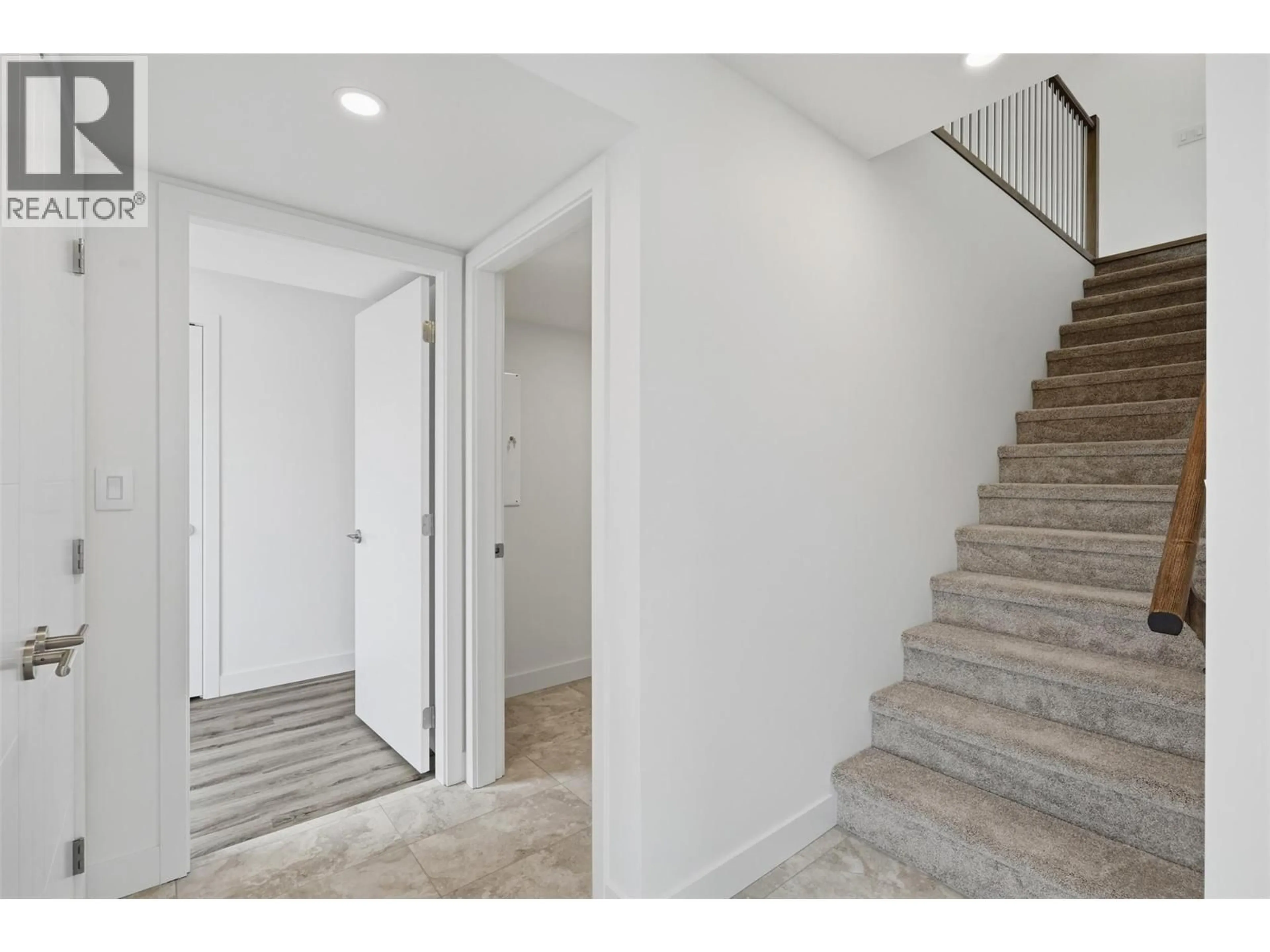 Indoor entryway for 135 - 2050 GRASSLANDS BOULEVARD, Kamloops British Columbia V2B0A6