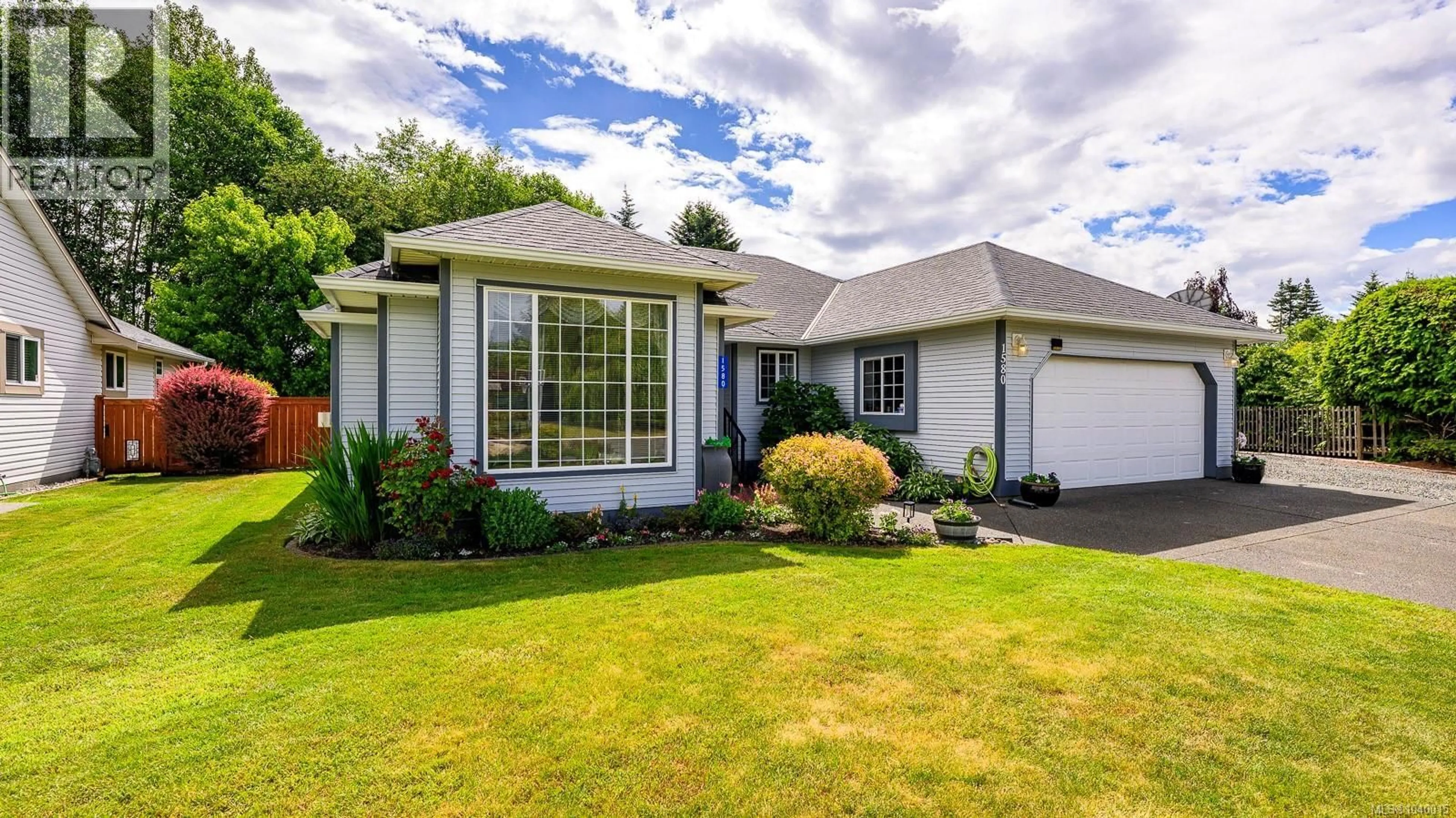 Home with vinyl exterior material, street for 1580 GRIFFIN DRIVE, Courtenay British Columbia V9N8M5