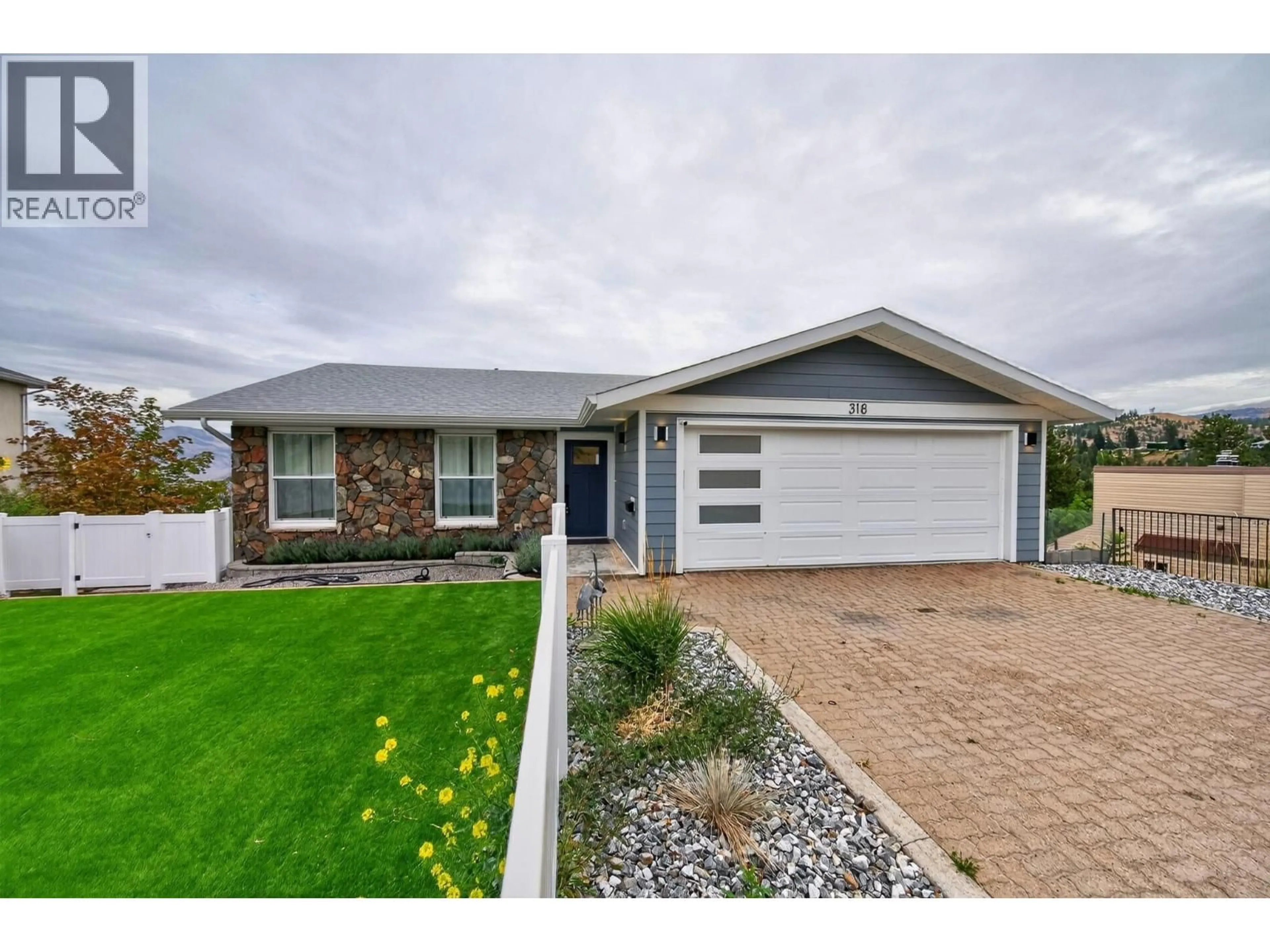 Home with vinyl exterior material, street for 318 GLENEAGLES DRIVE, Kamloops British Columbia V2E1Z4