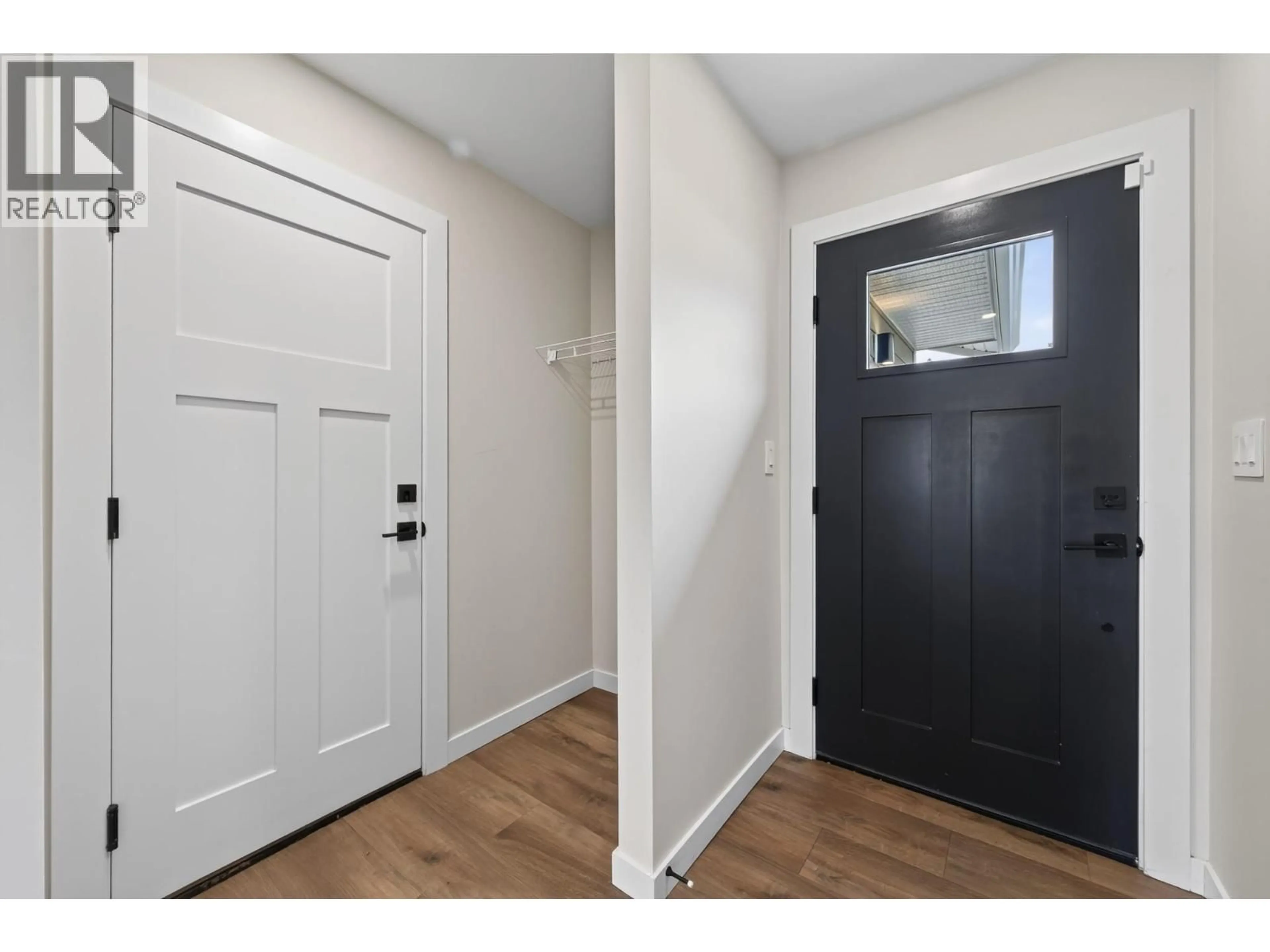 Indoor entryway for 318 GLENEAGLES DRIVE, Kamloops British Columbia V2E1Z4