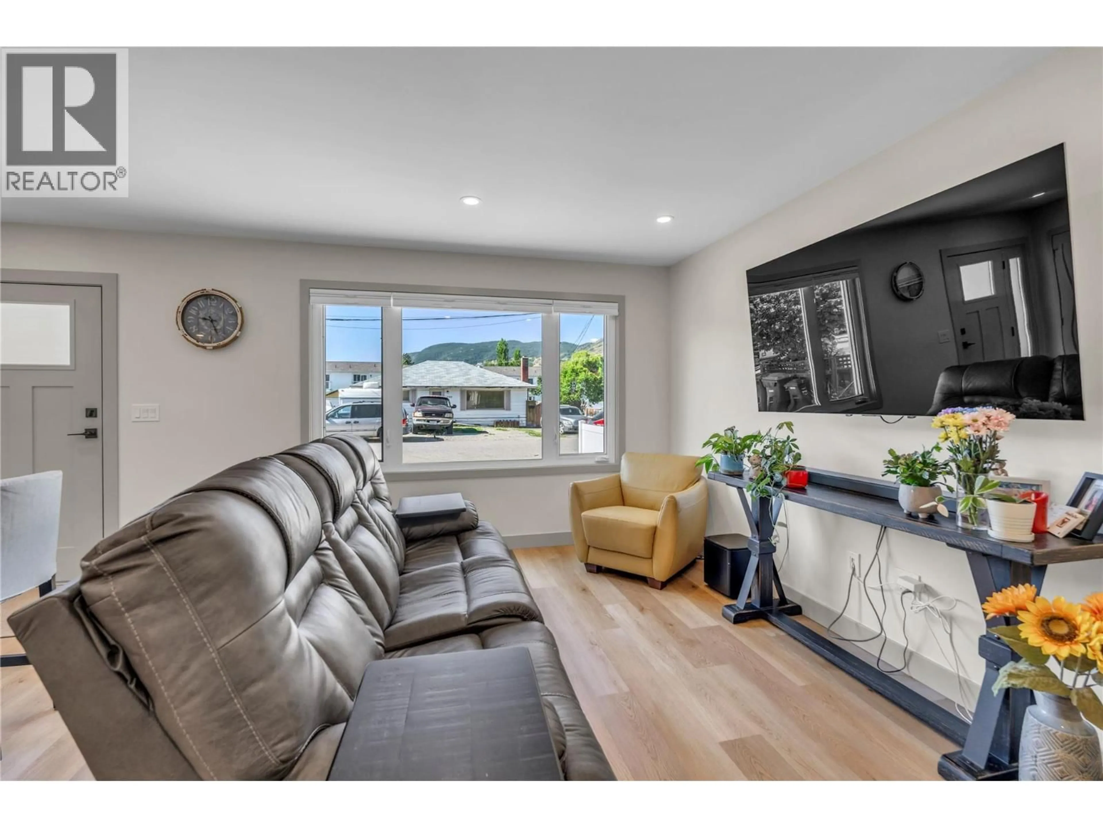 Living room with furniture, unknown for 787 KAMLOOPS AVENUE, Penticton British Columbia V2A2J3