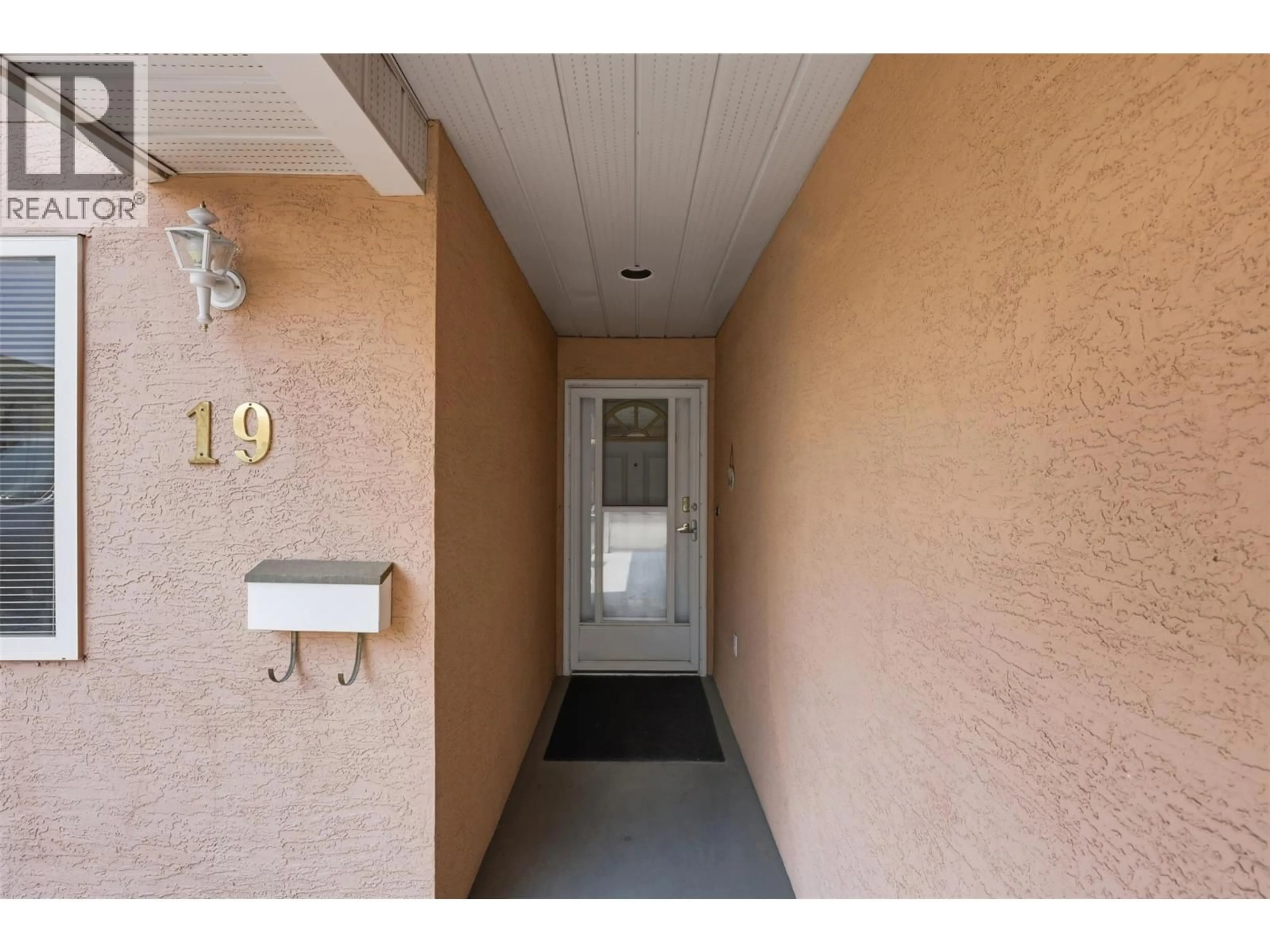 Indoor entryway for 19 - 1285 14TH STREET, Kamloops British Columbia V2B8K9