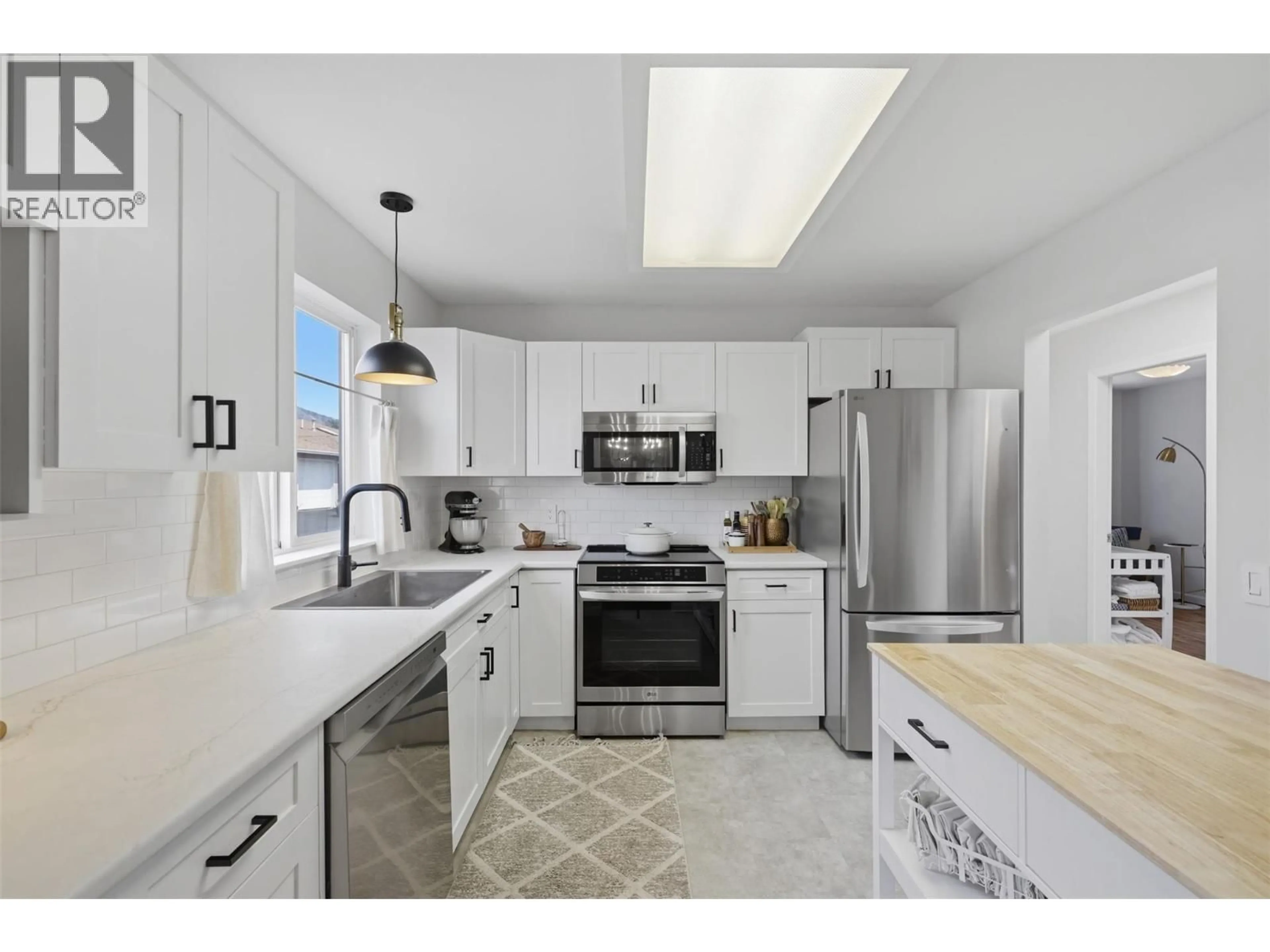 Open concept kitchen, ceramic/tile floor for 19 - 1285 14TH STREET, Kamloops British Columbia V2B8K9