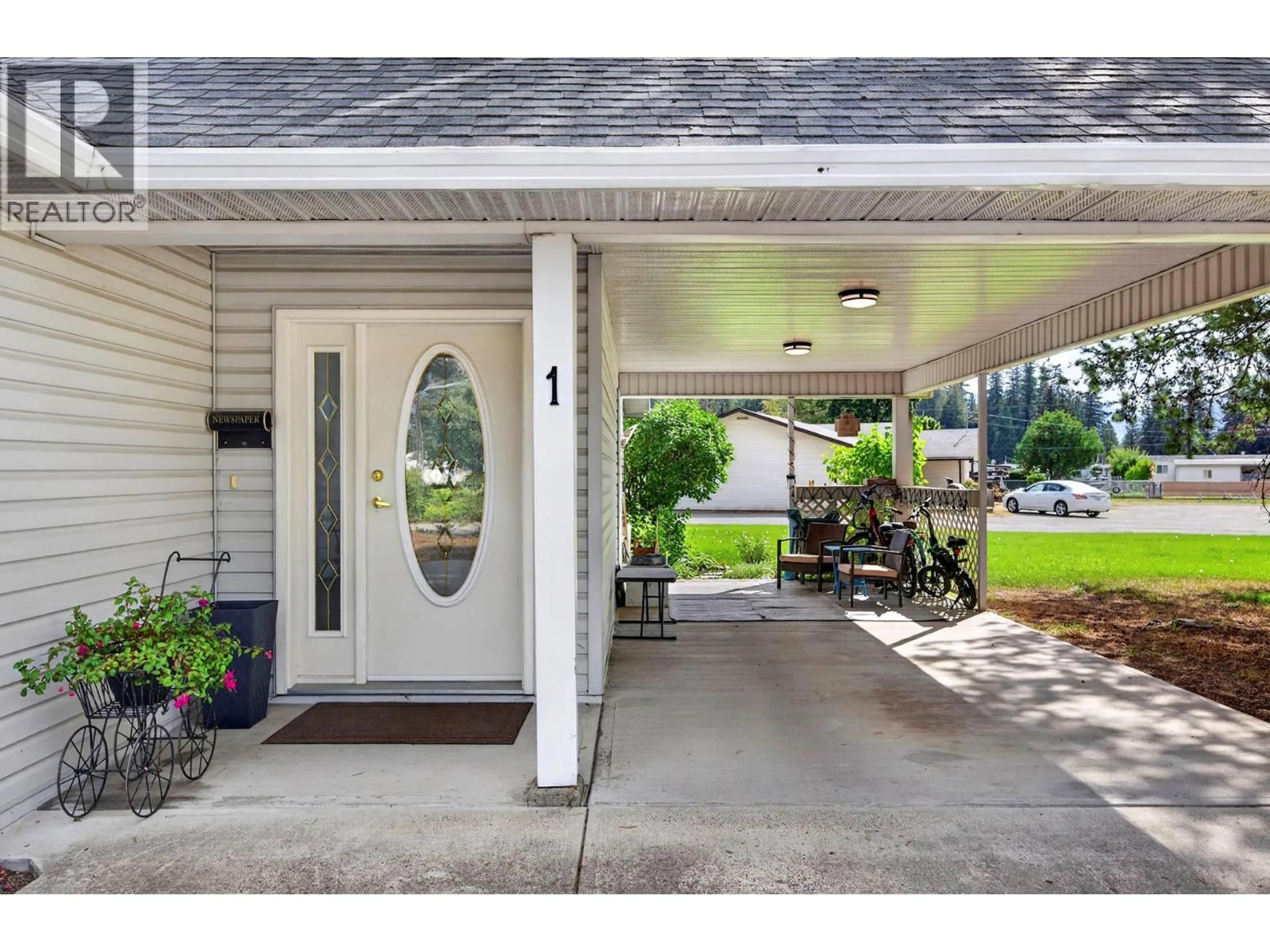 Indoor entryway for 1 - 4476 BARRIERE TOWN ROAD, Barriere British Columbia V0E1E0