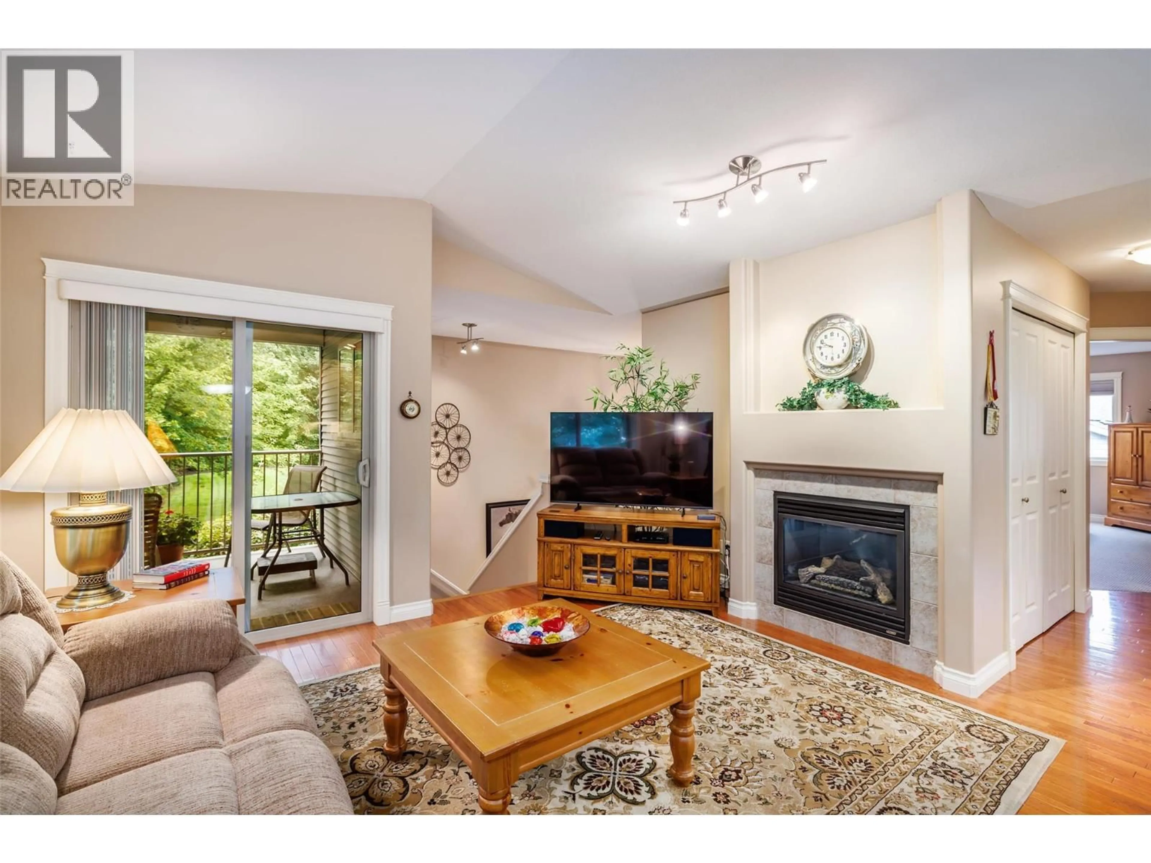 Living room with furniture, wood/laminate floor for 119 - 245 SNOWSELL STREET, Kelowna British Columbia V1V2T6