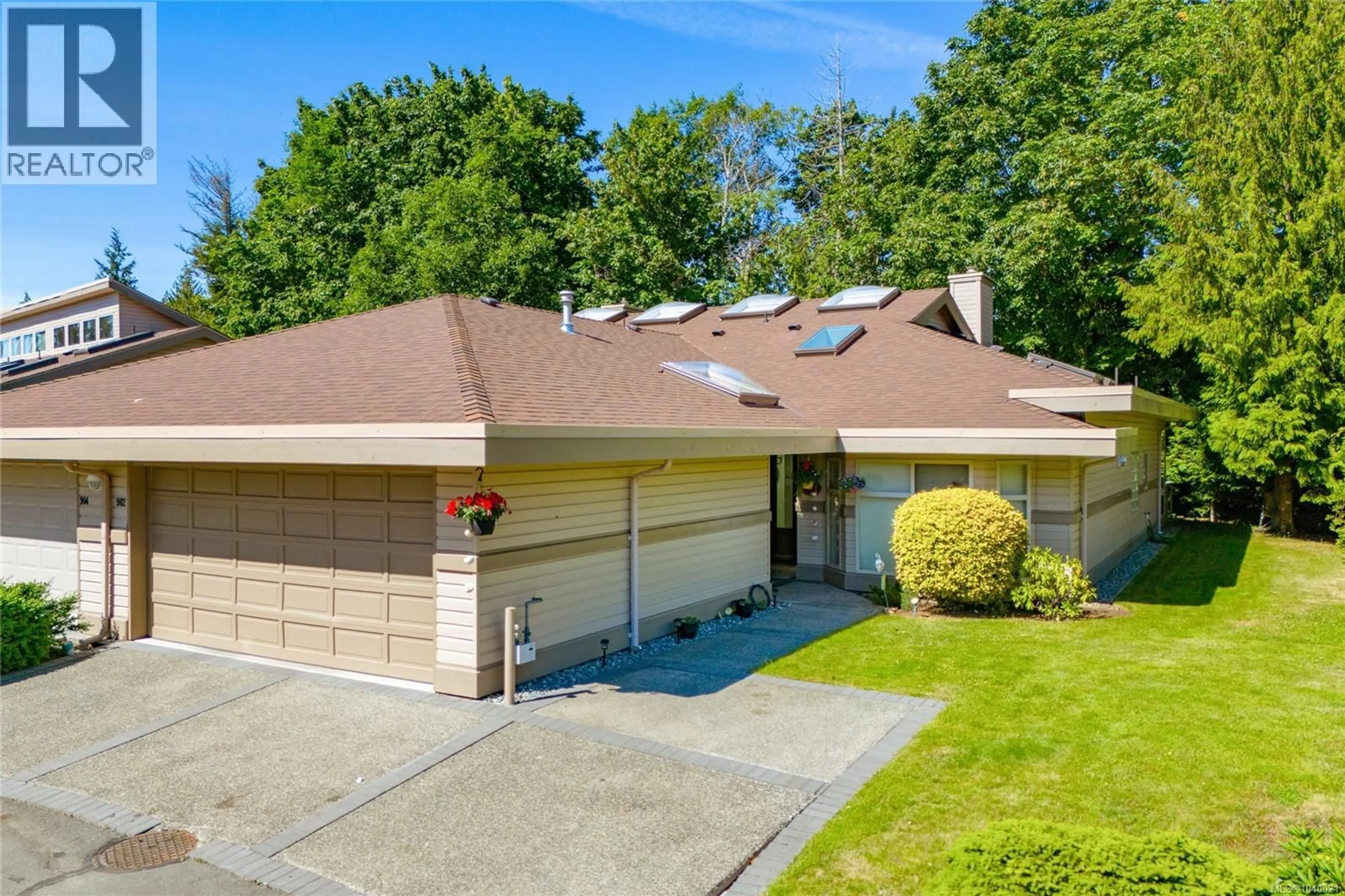 A pic from outside/outdoor area/front of a property/back of a property/a pic from drone, unknown for 902 LAKES BOULEVARD, Parksville British Columbia V9P2P8