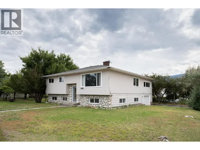 2486 CENTRAL AVENUE, Grand Forks 2