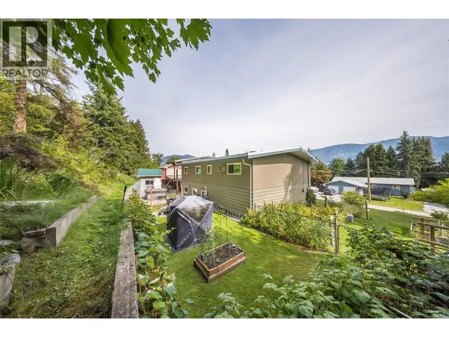 2404 11TH AVENUE, Castlegar 2
