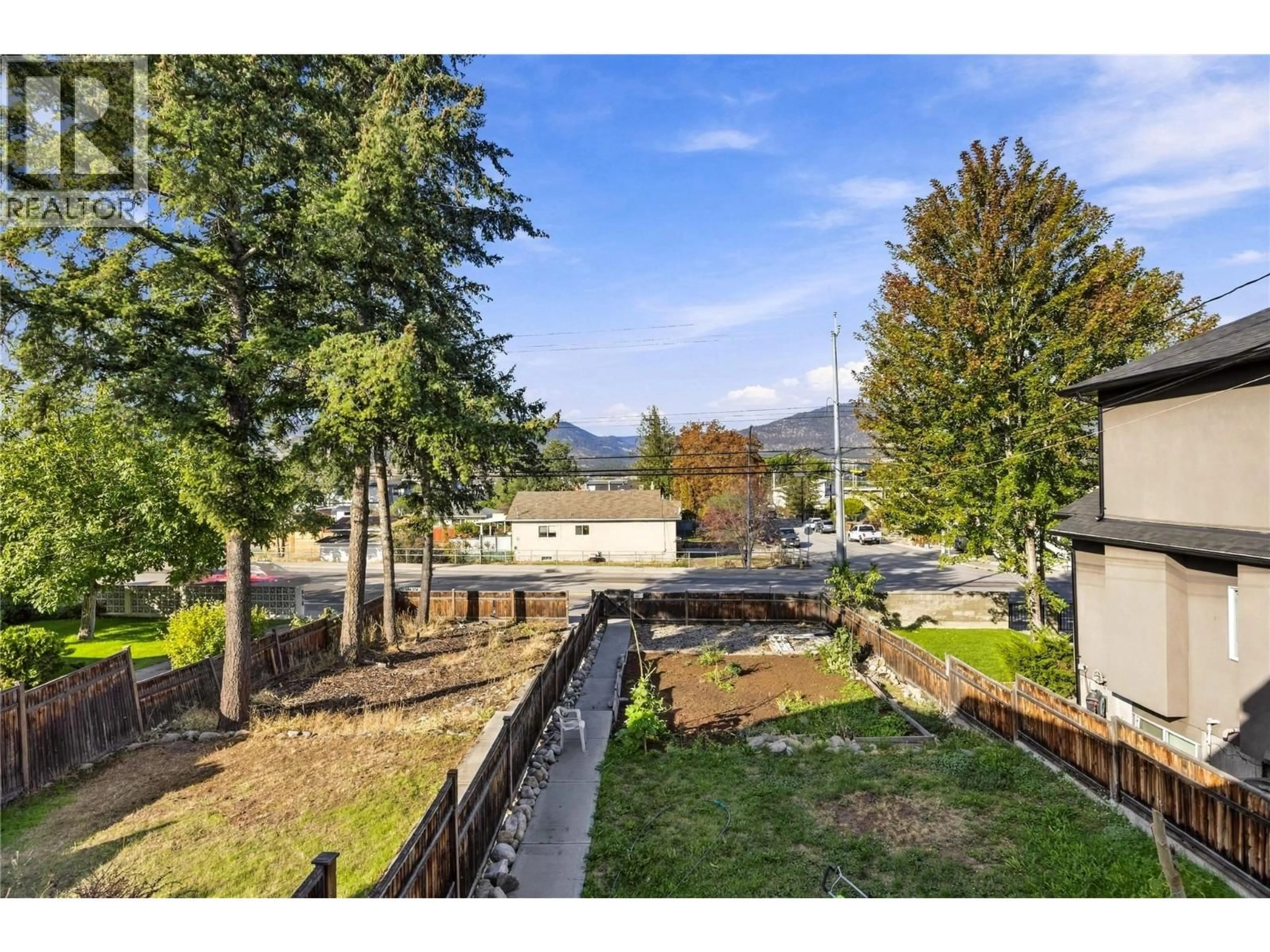 A pic from outside/outdoor area/front of a property/back of a property/a pic from drone, mountain view for 101 - 804 GOVERNMENT STREET, Penticton British Columbia V2A4T3