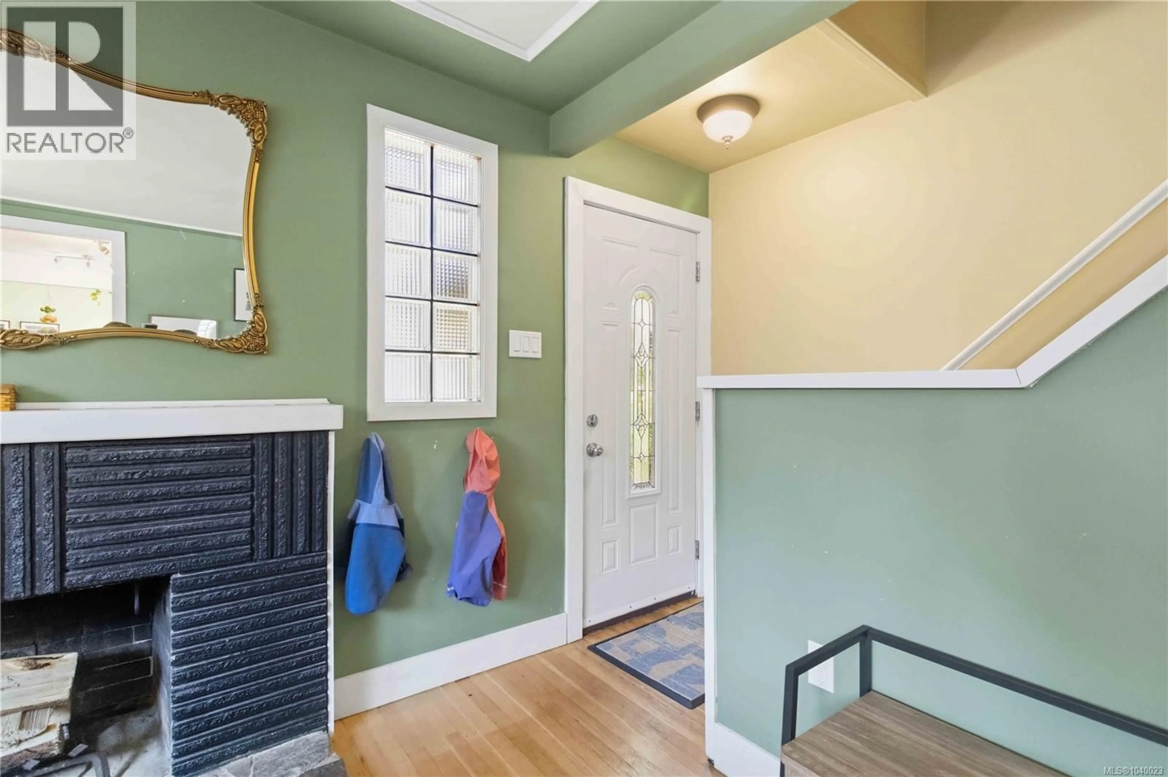 Indoor entryway for 919 DUNSMUIR ROAD, Esquimalt British Columbia V9A5C4