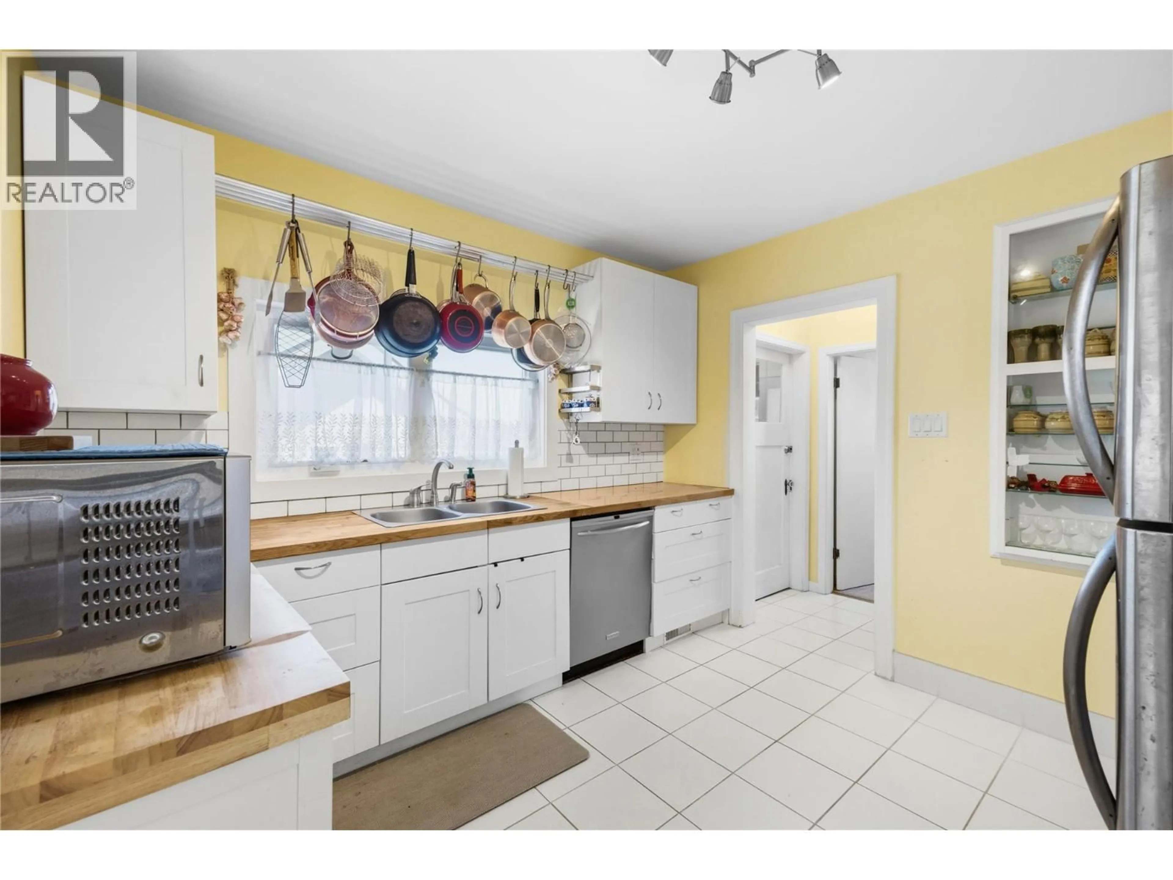 Standard kitchen, ceramic/tile floor for 549 EDMONTON AVENUE, Penticton British Columbia V2A2H1