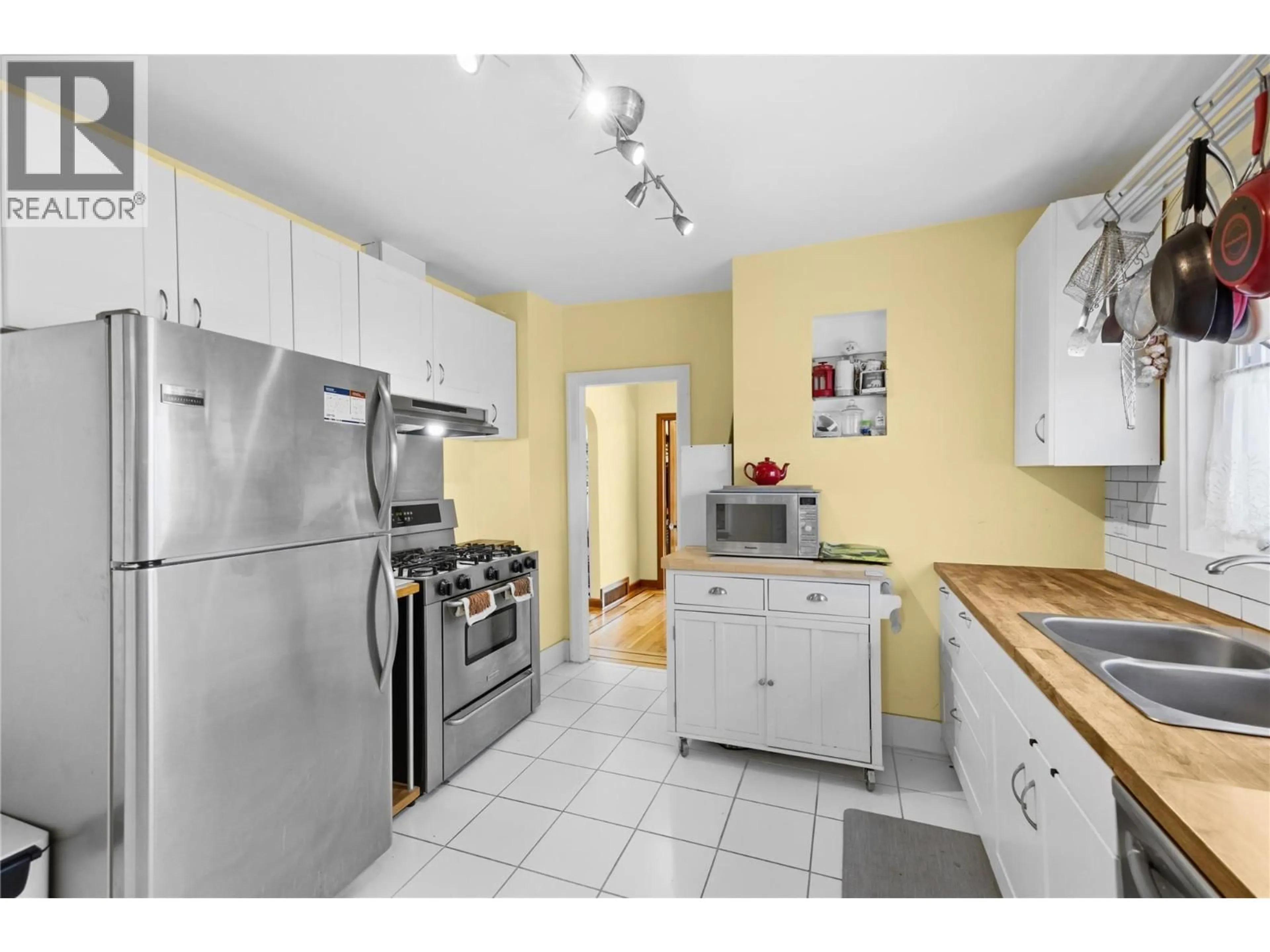 Standard kitchen, unknown for 549 EDMONTON AVENUE, Penticton British Columbia V2A2H1