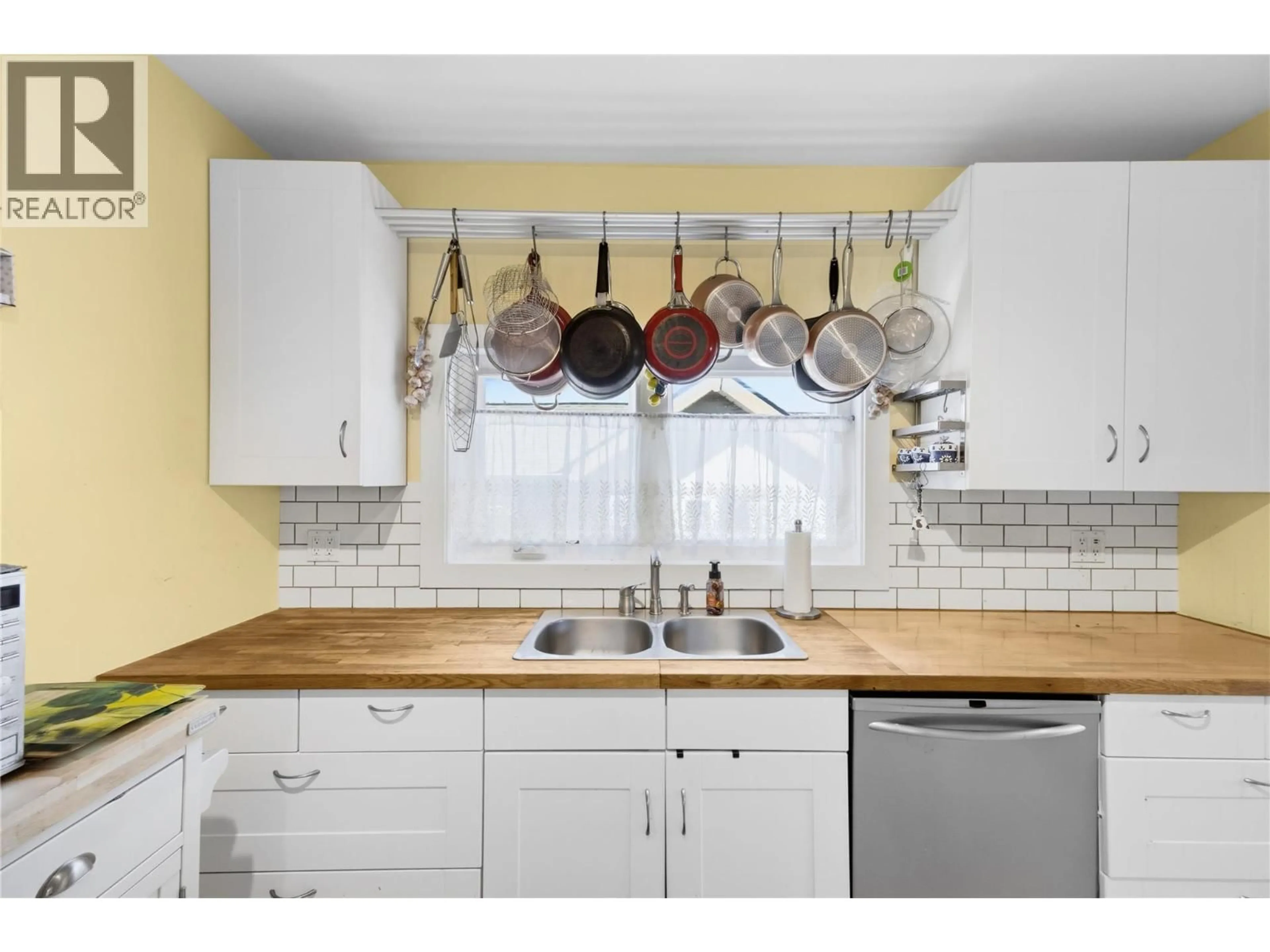 Standard kitchen, ceramic/tile floor for 549 EDMONTON AVENUE, Penticton British Columbia V2A2H1