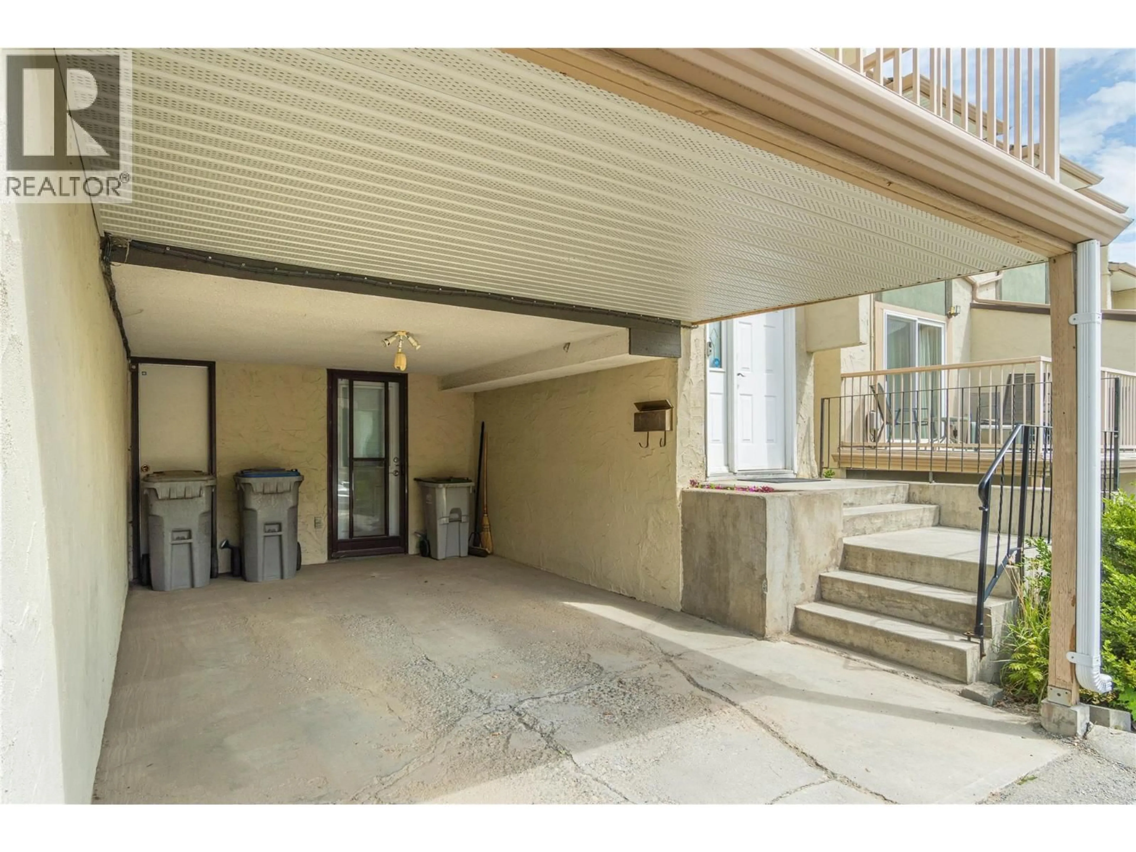 Indoor foyer for 9 - 1469 SPRINGHILL DRIVE, Kamloops British Columbia V2E1H5