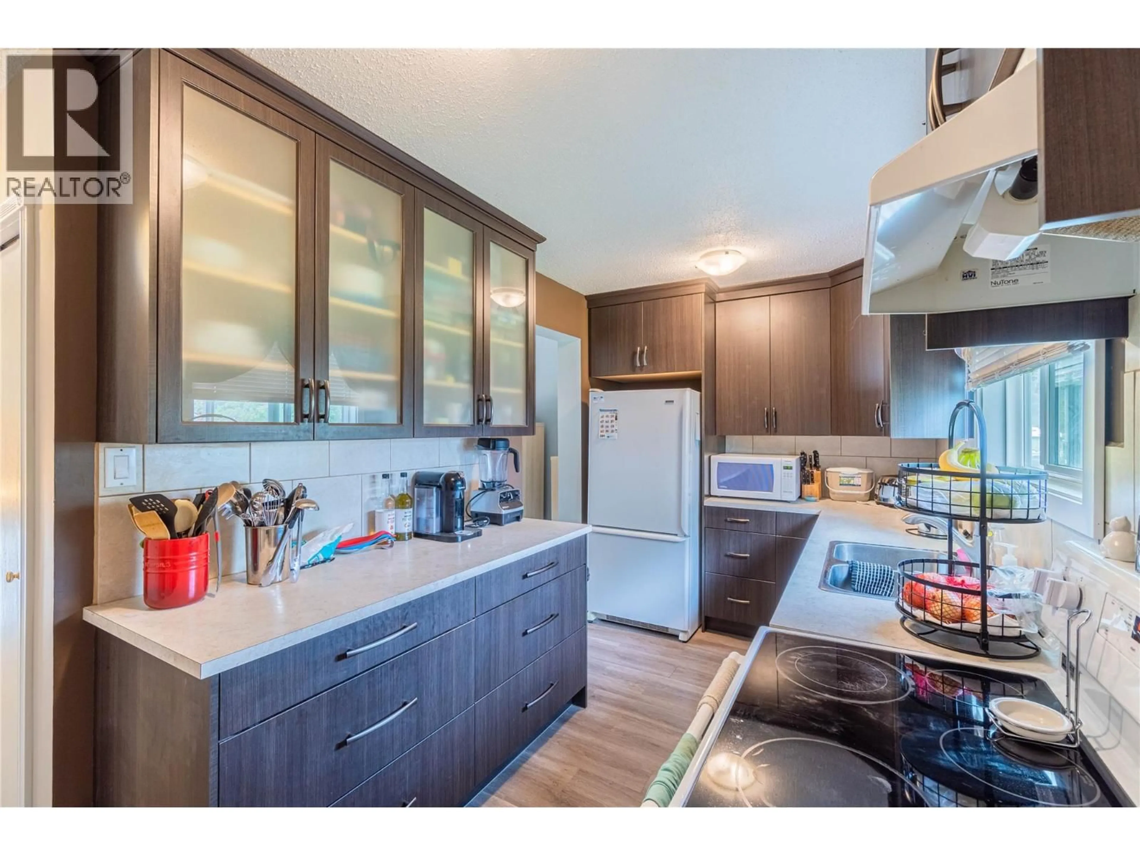 Open concept kitchen, wood/laminate floor for 9 - 1469 SPRINGHILL DRIVE, Kamloops British Columbia V2E1H5