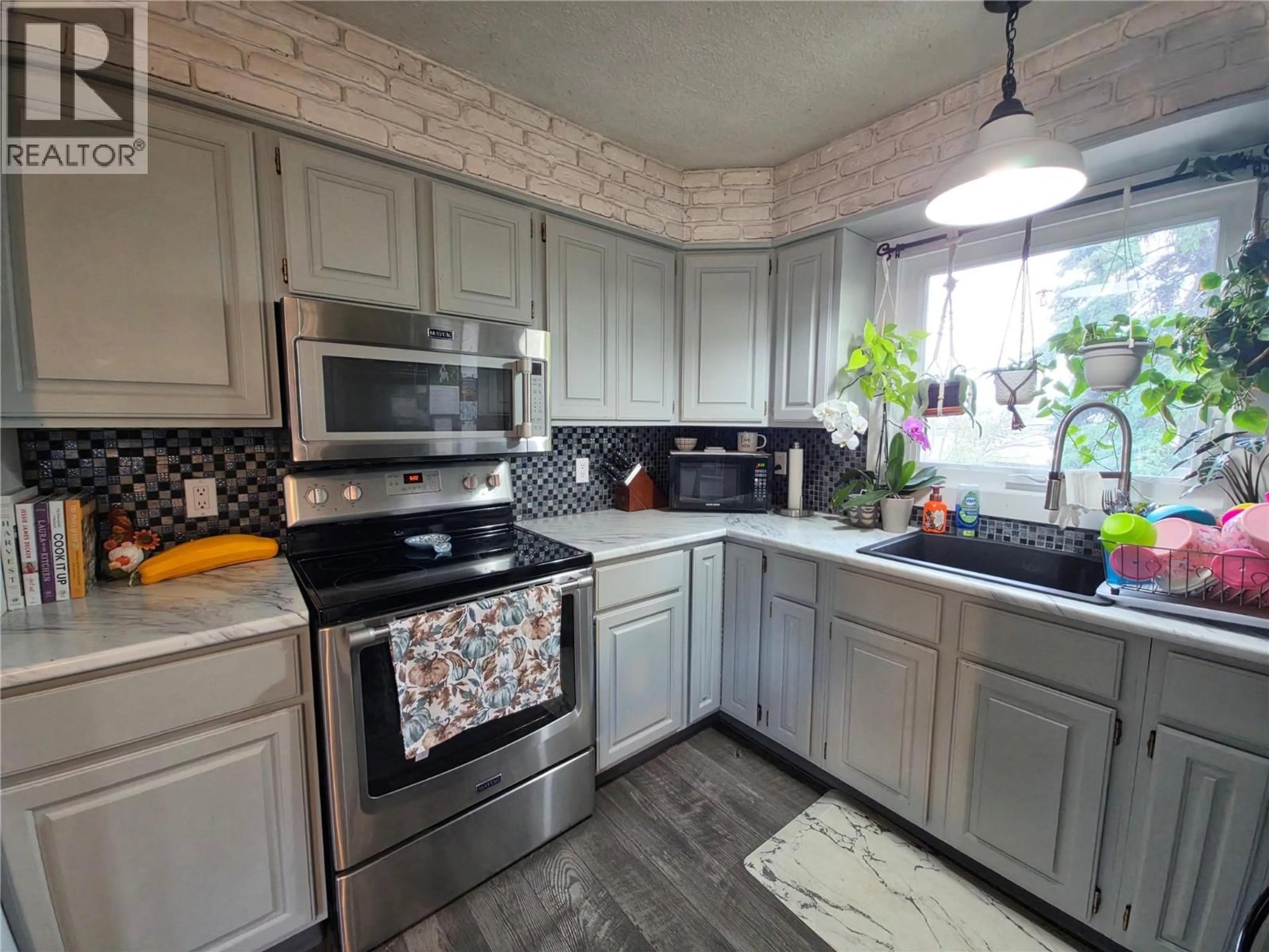 Open concept kitchen, ceramic/tile floor for 1509 95 AVENUE, Dawson Creek British Columbia V1G1J9