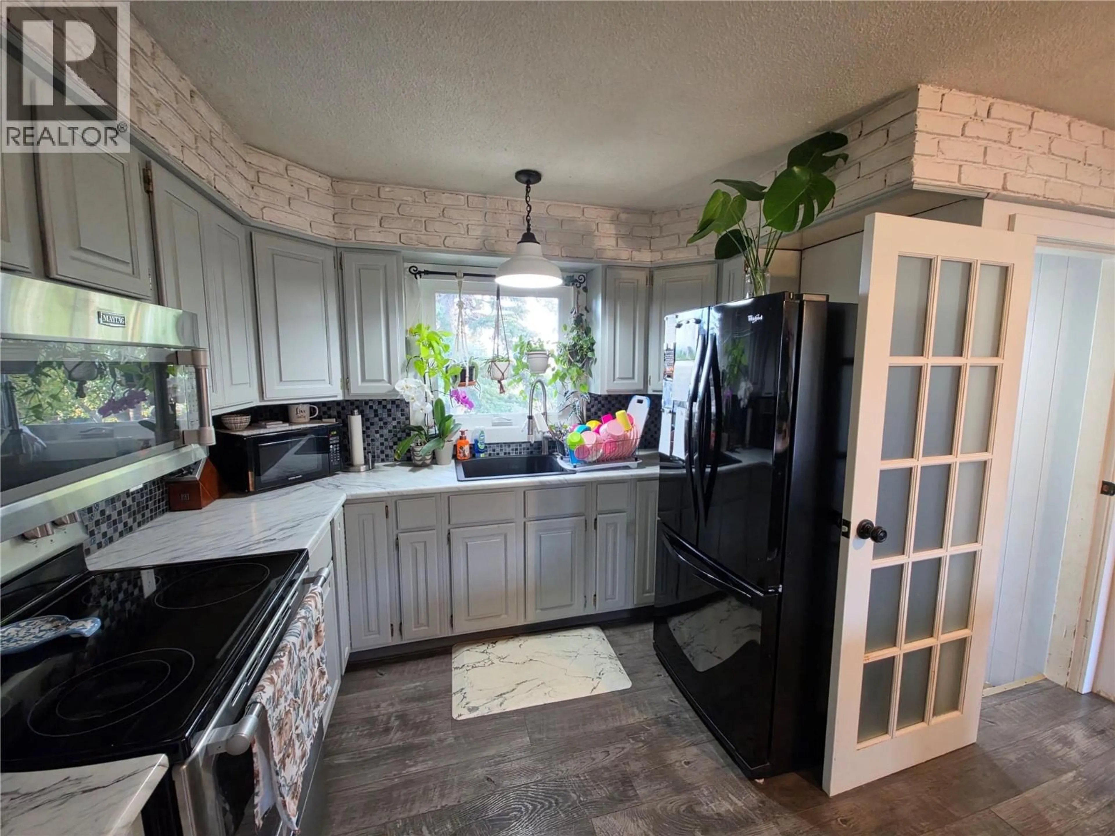 Open concept kitchen, ceramic/tile floor for 1509 95 AVENUE, Dawson Creek British Columbia V1G1J9