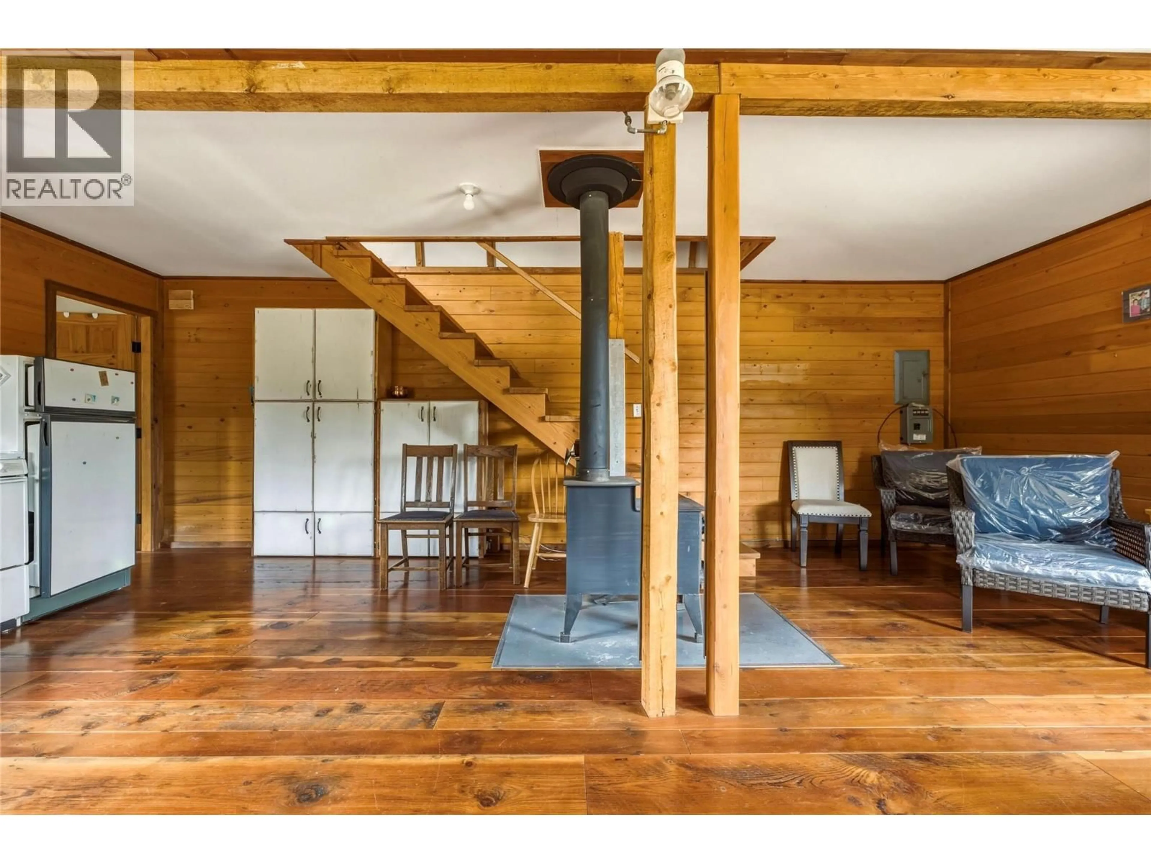 Indoor foyer for 6860 MARTIN PRAIRIE ROAD, Falkland British Columbia V0E1W1