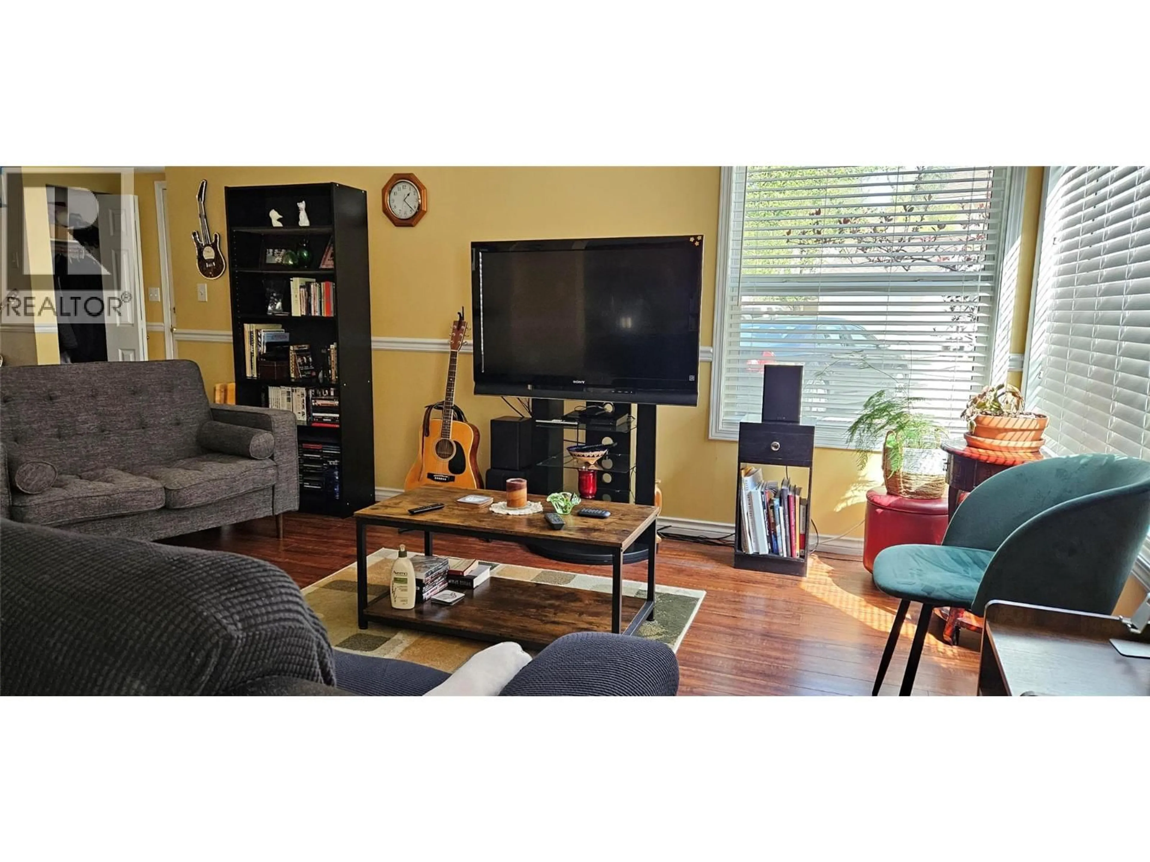Living room with furniture, wood/laminate floor for 119 - 1458 PENTICTON AVENUE, Penticton British Columbia V2A8L3