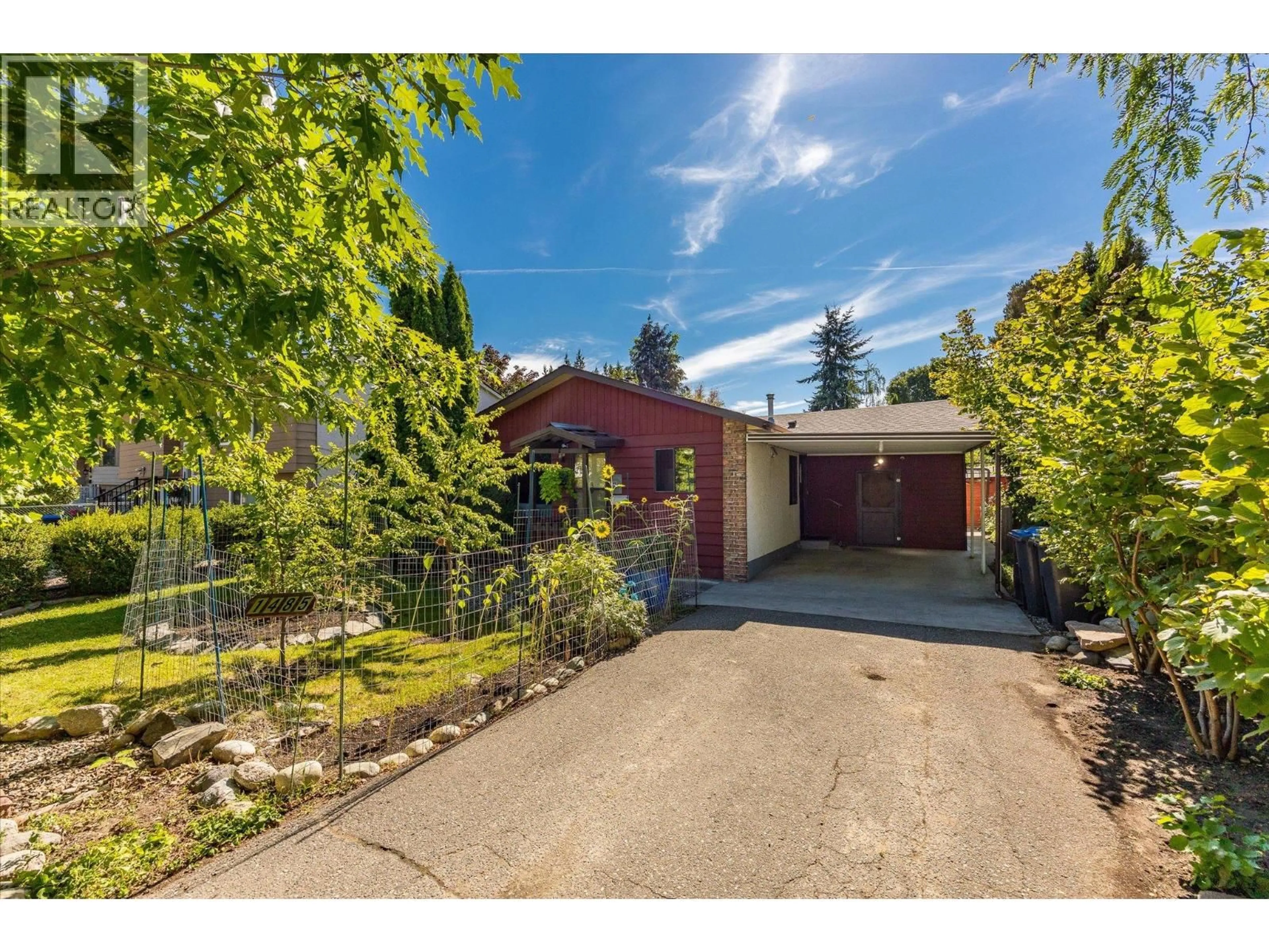 A pic from outside/outdoor area/front of a property/back of a property/a pic from drone, street for 1485 LEASIDE AVENUE, Kelowna British Columbia V1Y3X5