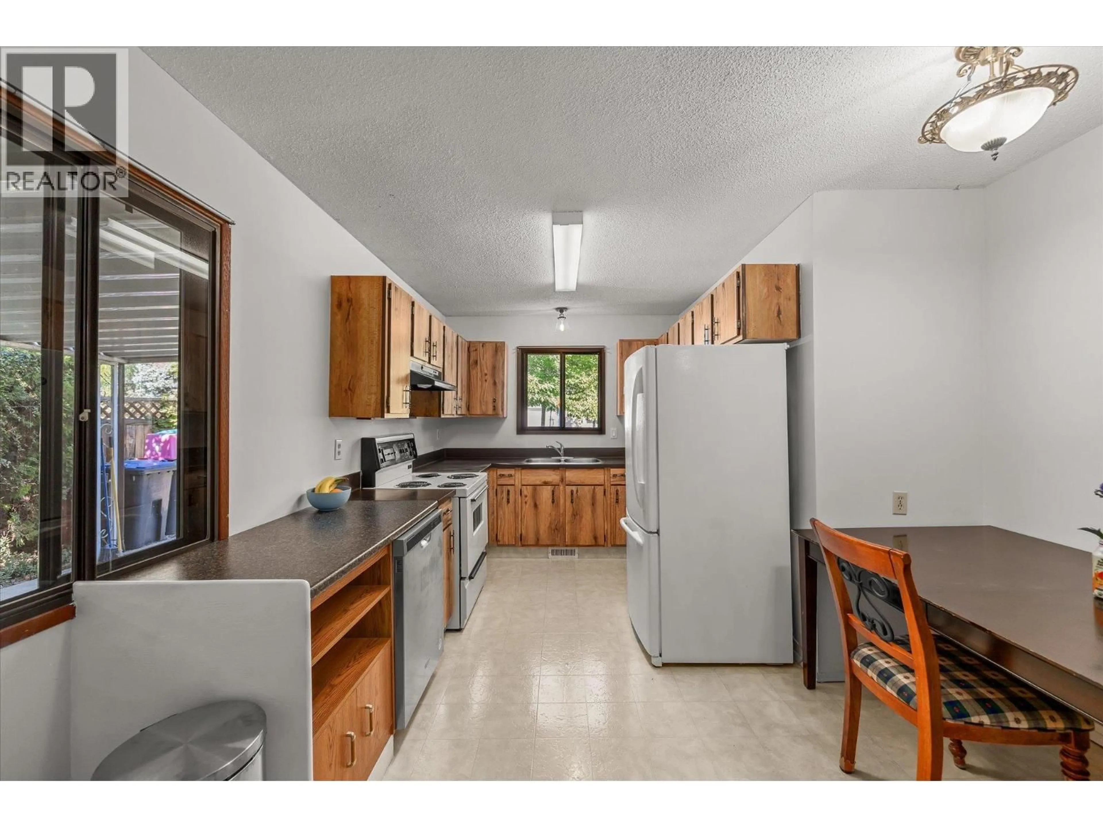 Standard kitchen, ceramic/tile floor for 1485 LEASIDE AVENUE, Kelowna British Columbia V1Y3X5