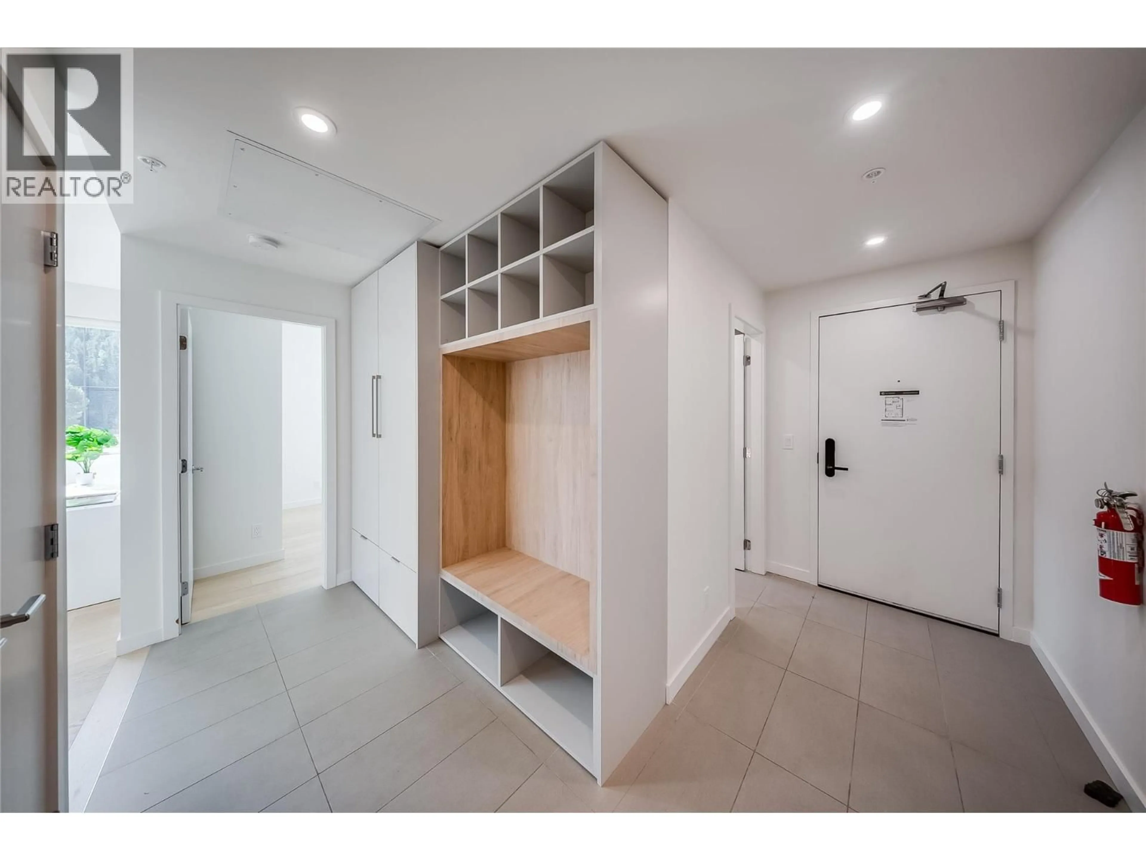 Indoor entryway for 327 - 4280 RED MOUNTAIN ROAD, Rossland British Columbia V0G1Y0