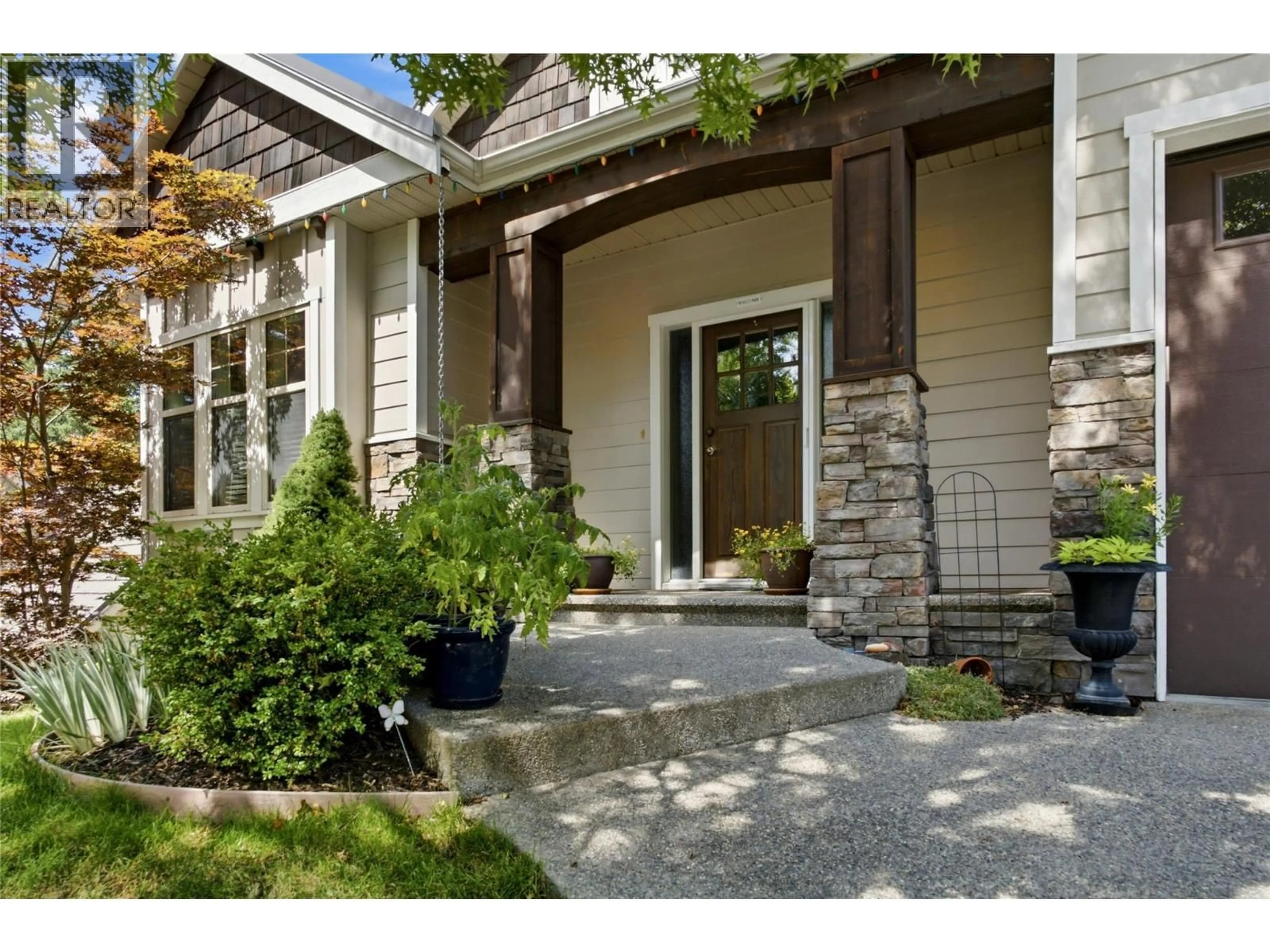 Indoor entryway for 746 LONG RIDGE DRIVE SOUTH, Kelowna British Columbia V1V2R9