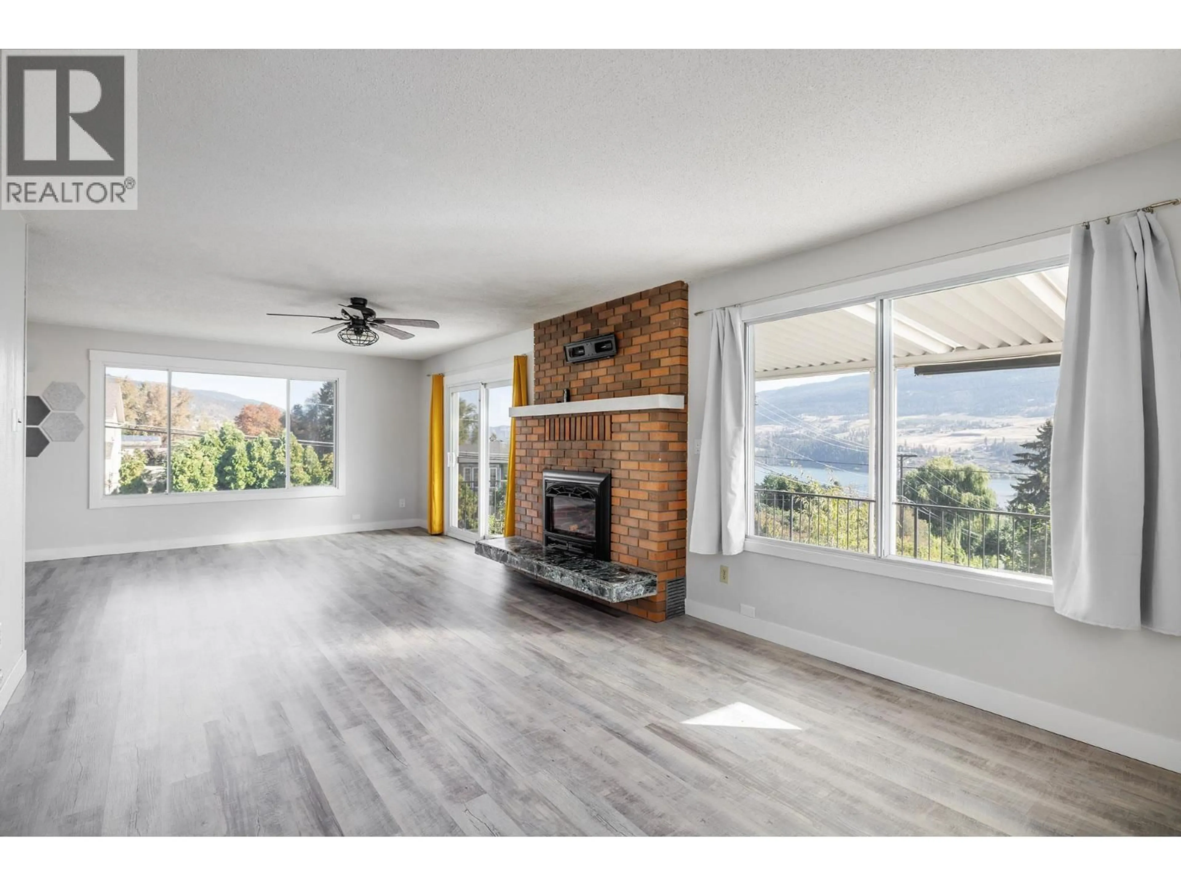 Living room with furniture, wood/laminate floor for 2575 ROBINSON ROAD, Lake Country British Columbia v4v1g6