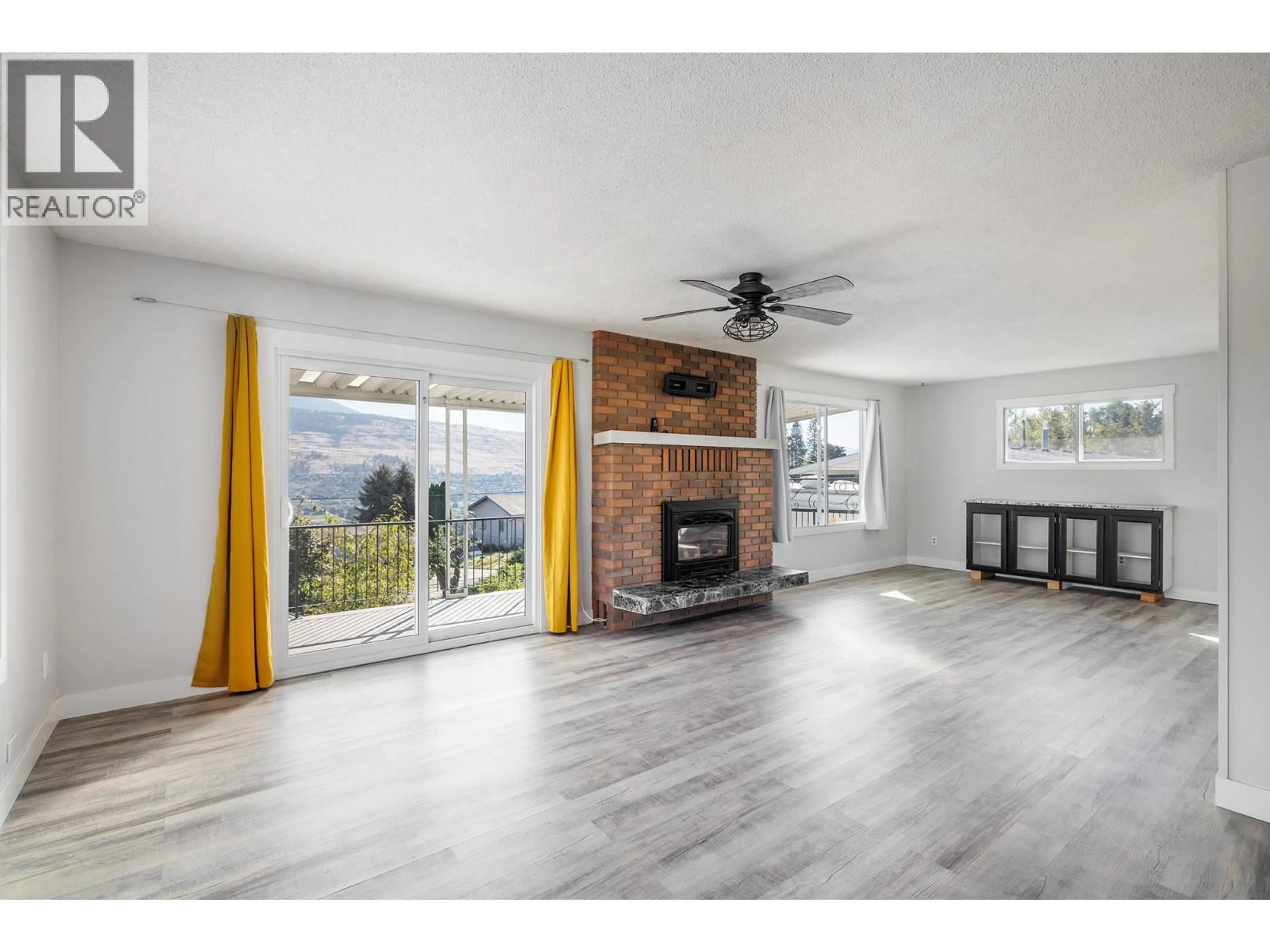Living room with furniture, wood/laminate floor for 2575 ROBINSON ROAD, Lake Country British Columbia v4v1g6