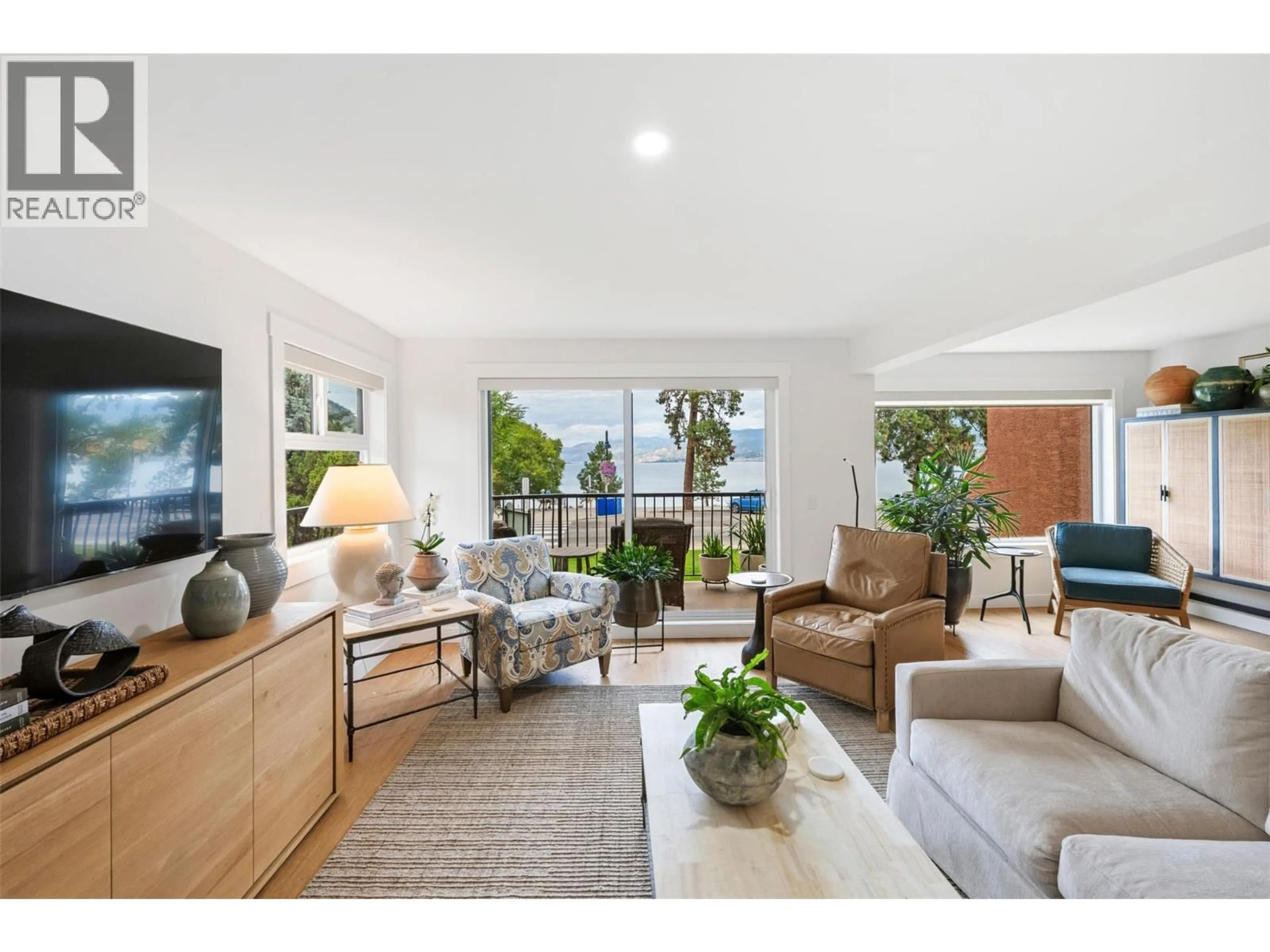 Living room with furniture, unknown for 202 - 578 LAKESHORE DRIVE, Penticton British Columbia V2A1B9