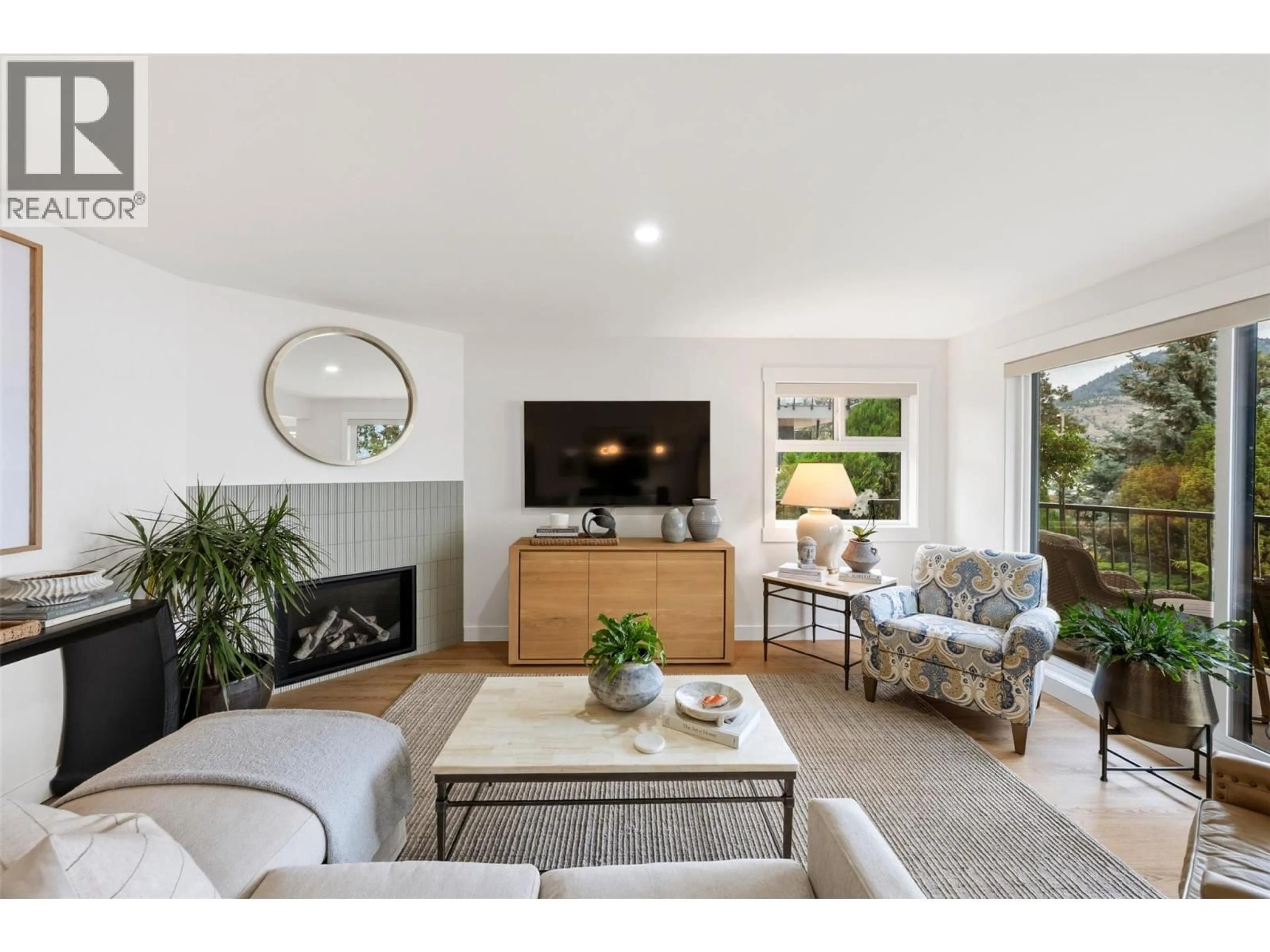 Living room with furniture, unknown for 202 - 578 LAKESHORE DRIVE, Penticton British Columbia V2A1B9