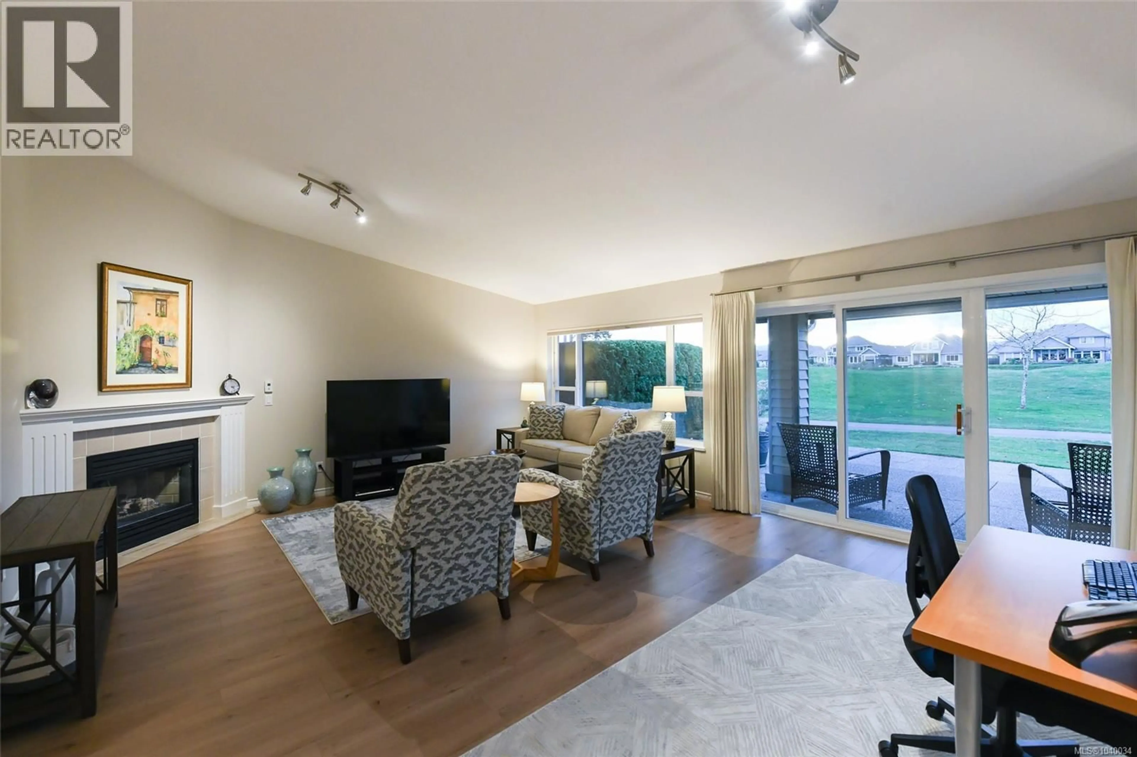 Living room with furniture, wood/laminate floor for 14 - 3100 KENSINGTON CRESCENT, Courtenay British Columbia V9N8Z9