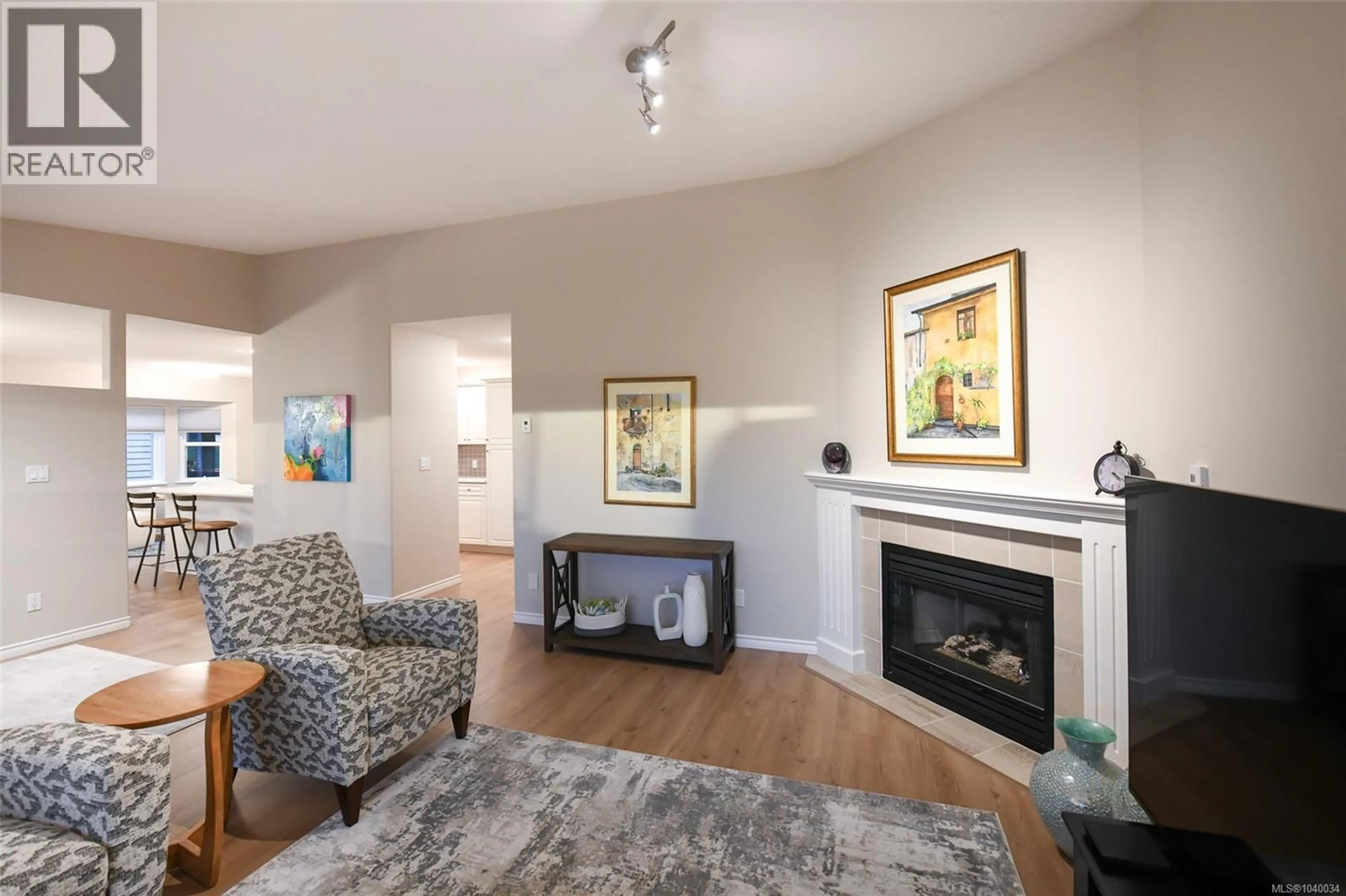 Living room with furniture, wood/laminate floor for 14 - 3100 KENSINGTON CRESCENT, Courtenay British Columbia V9N8Z9