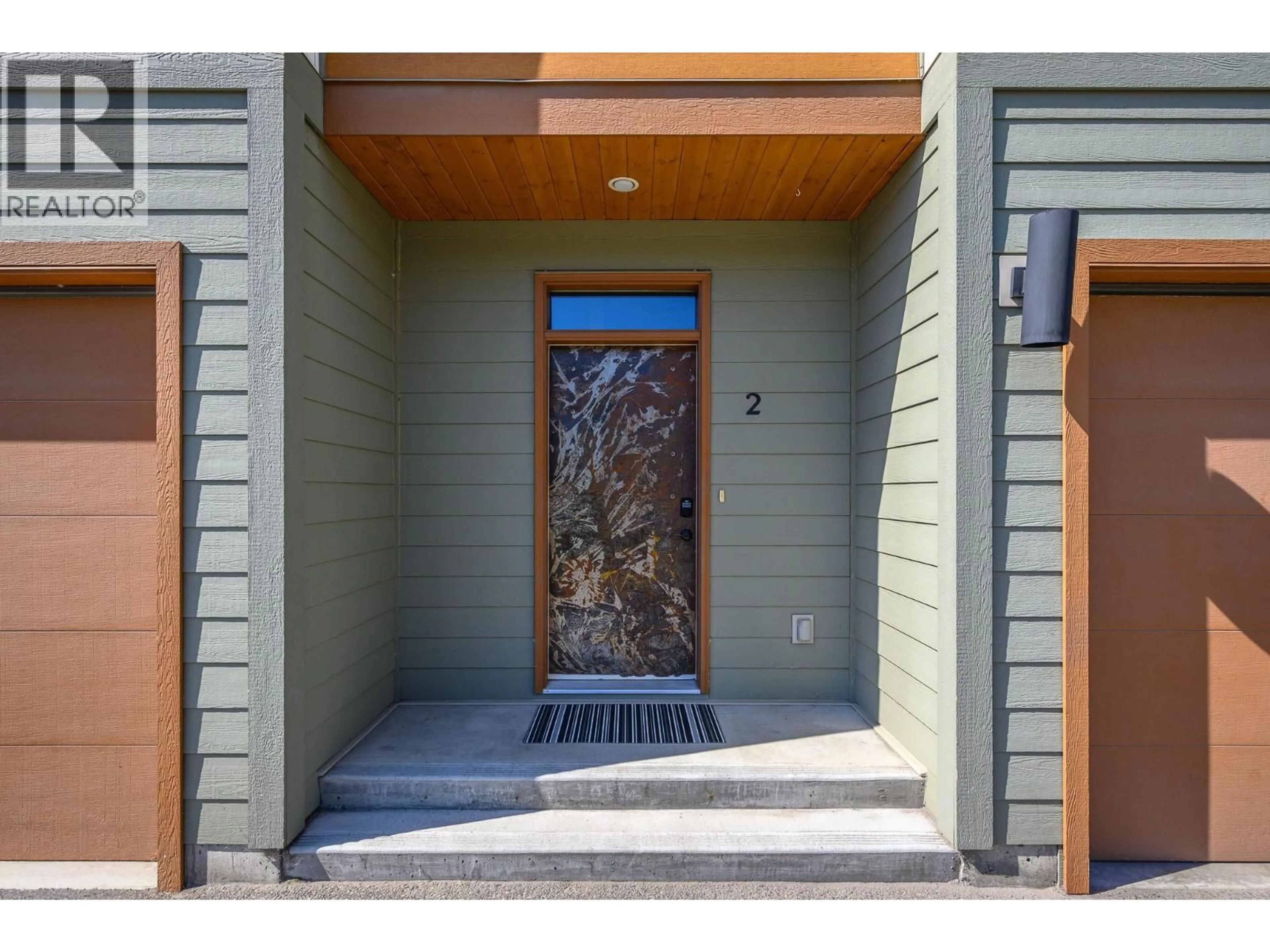Indoor entryway for 2 - 1703 43 AVENUE, Vernon British Columbia V1T3K2