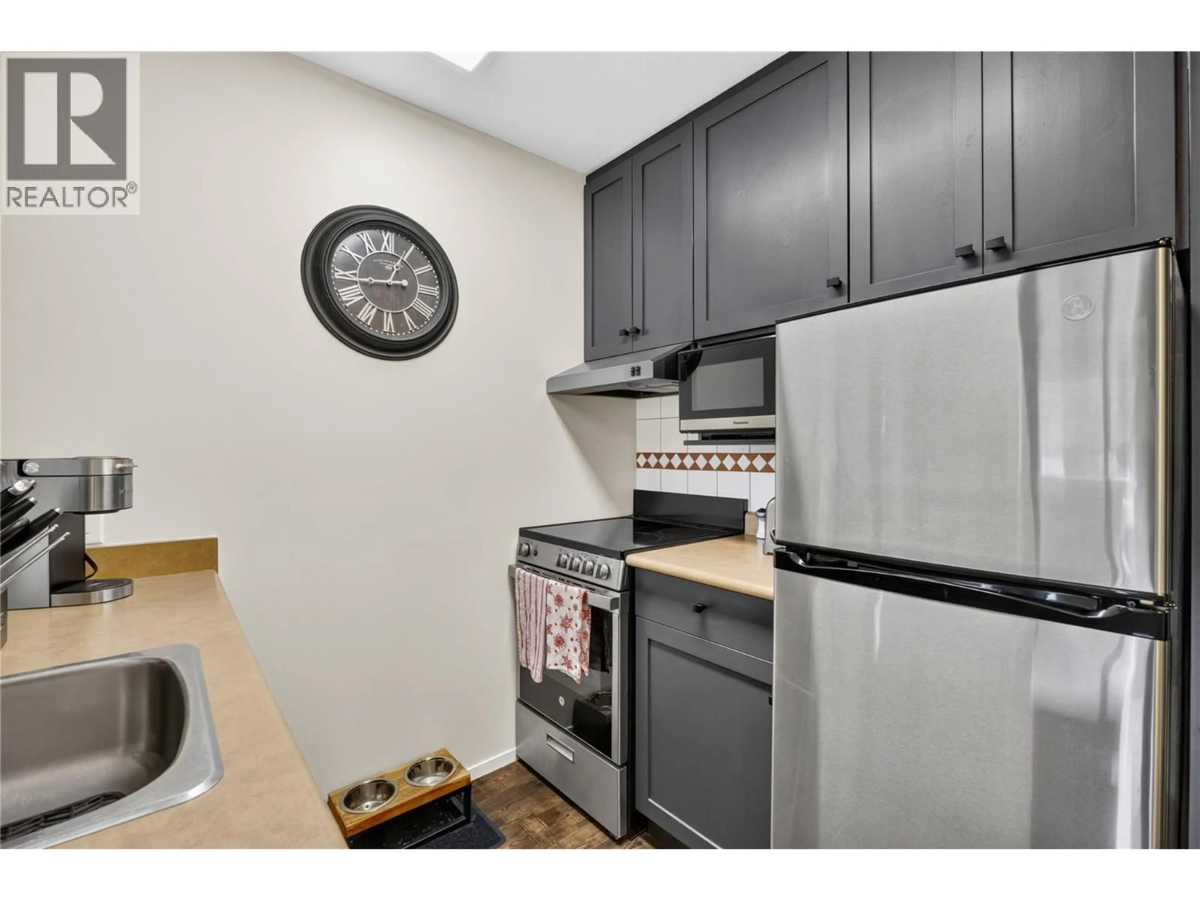 Standard kitchen, unknown for 209/210 - 300 STRAYHORSE ROAD, Apex Mountain British Columbia V0H0E2