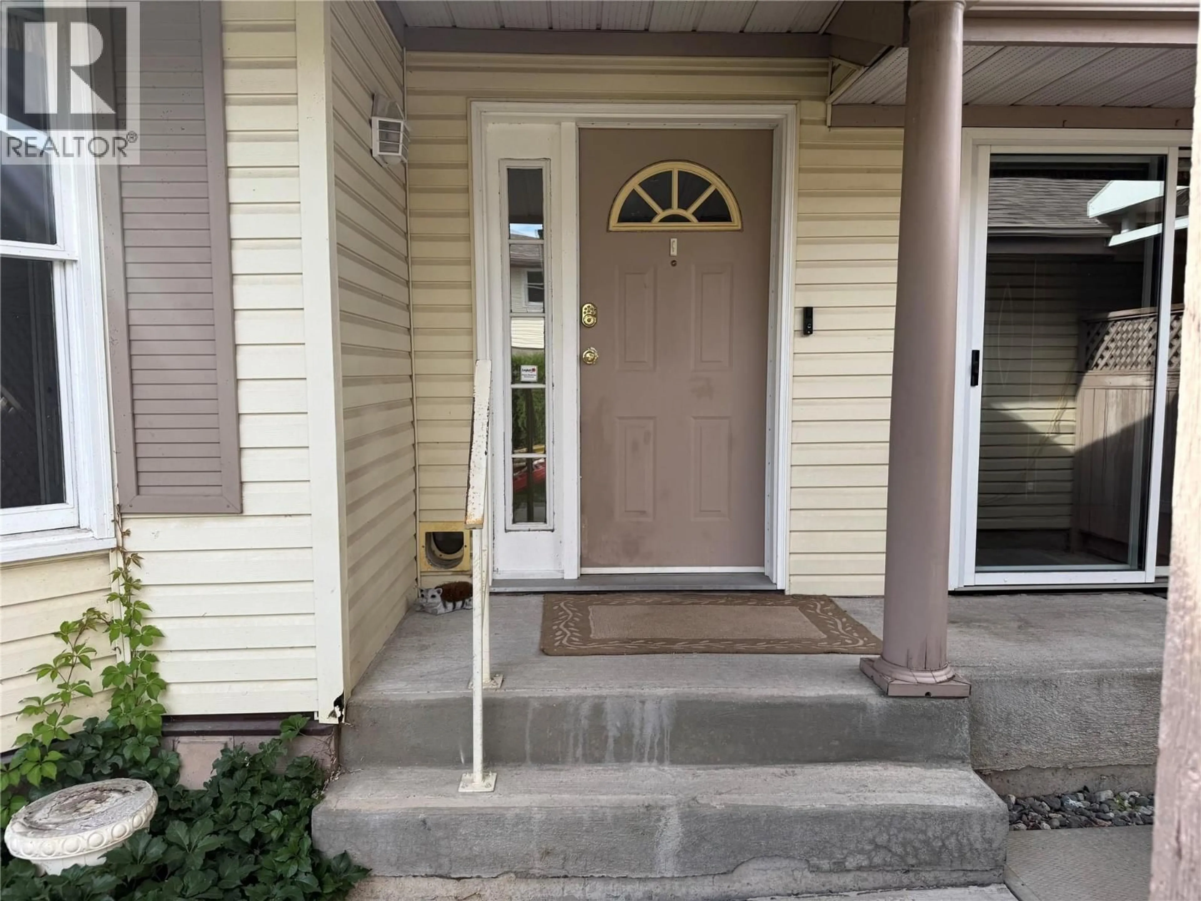 Indoor entryway for 13 - 1717 GRANITE AVENUE, Merritt British Columbia V1K1B8