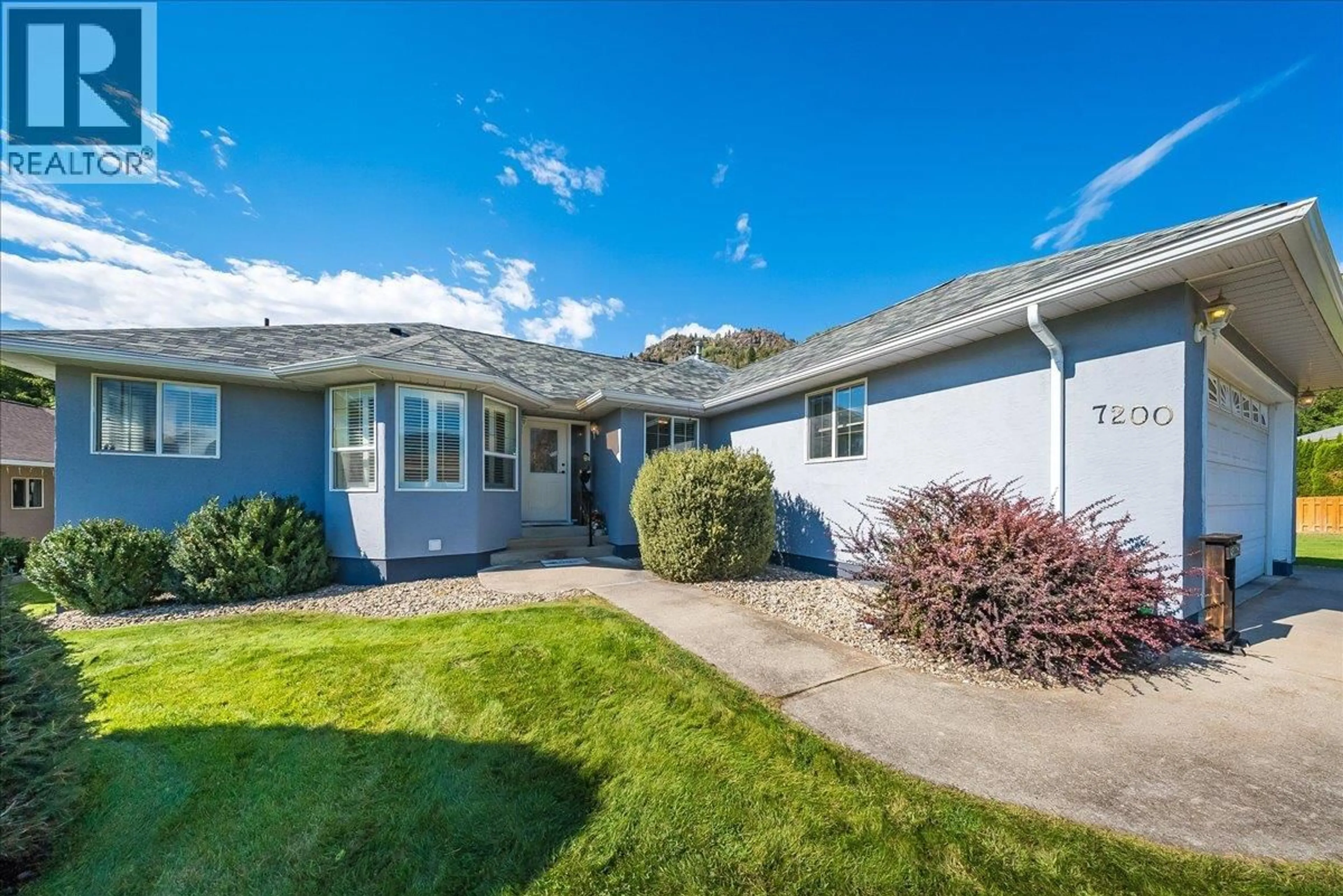 Home with vinyl exterior material, street for 7200 WRIGHT WAY, Trail British Columbia V1R4X6