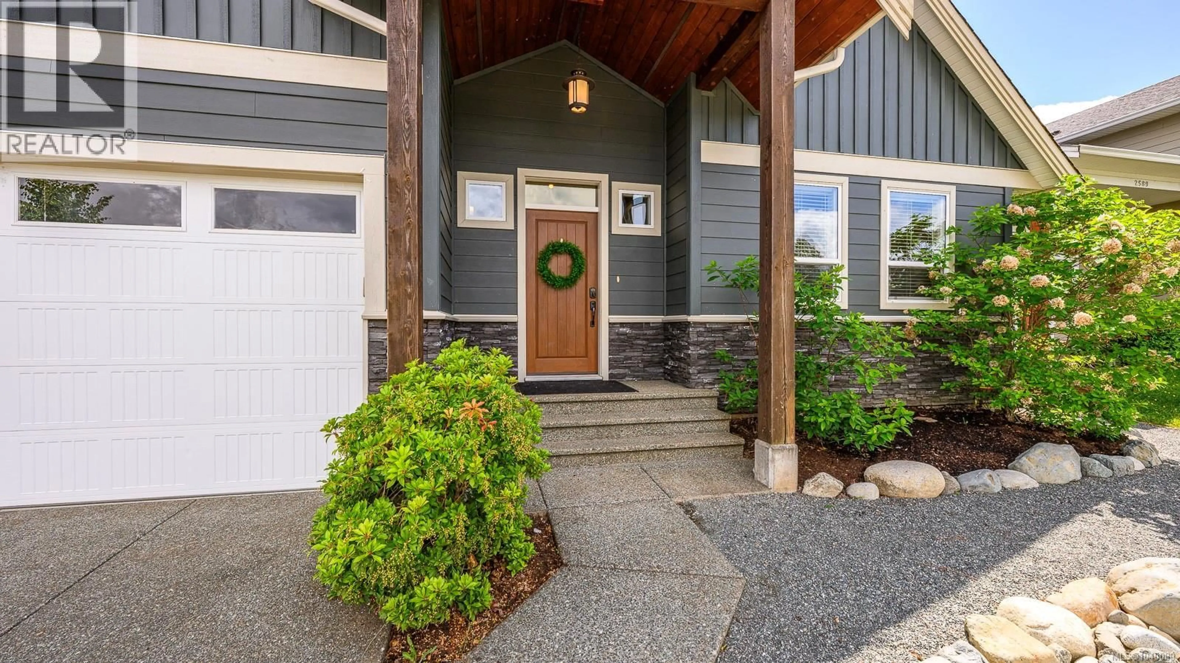 Indoor entryway for 2593 KENDAL AVENUE, Cumberland British Columbia V0R1S0
