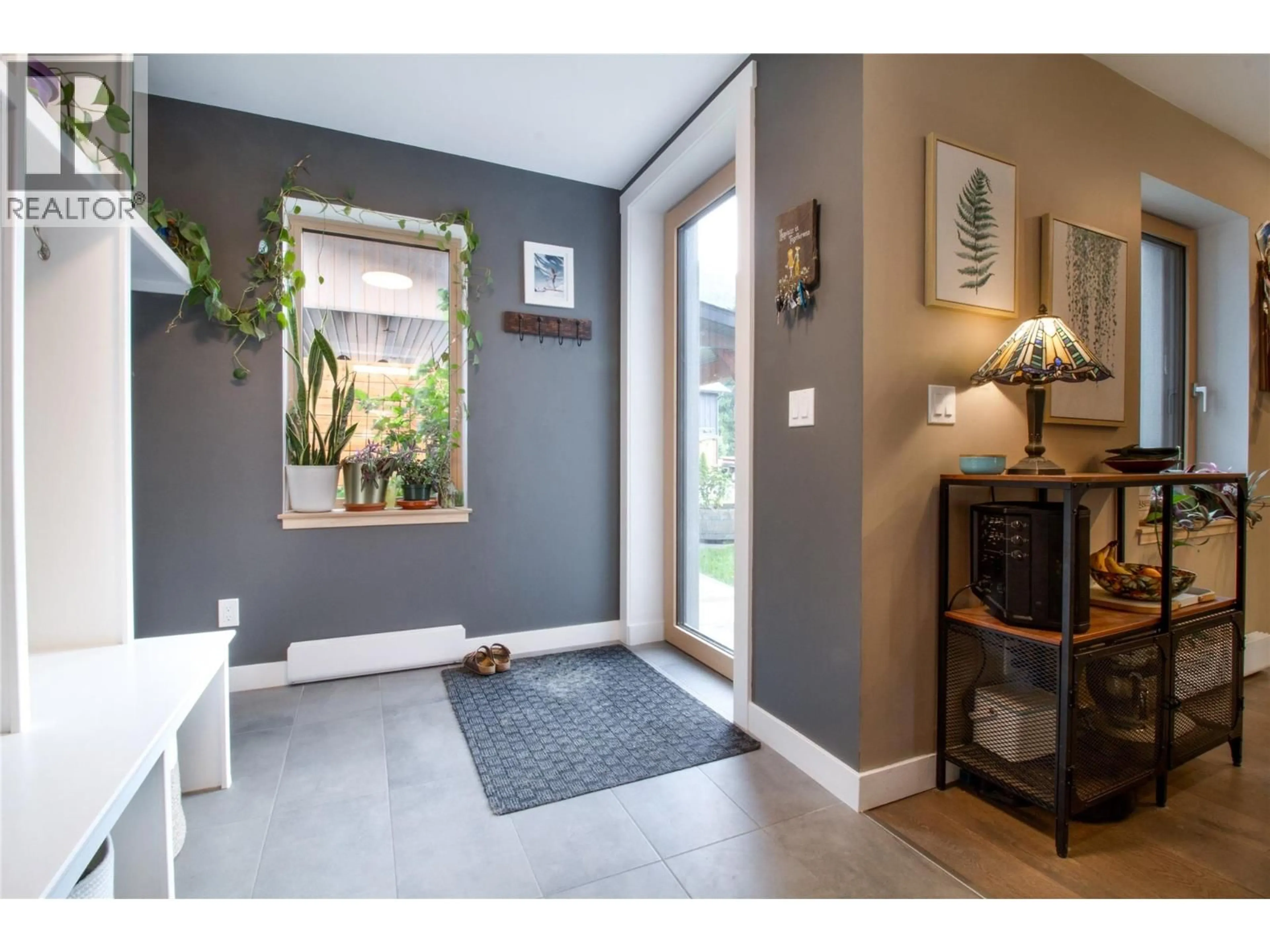 Indoor entryway for 1005 KEYSTONE CRESCENT, Revelstoke British Columbia V0E2S3
