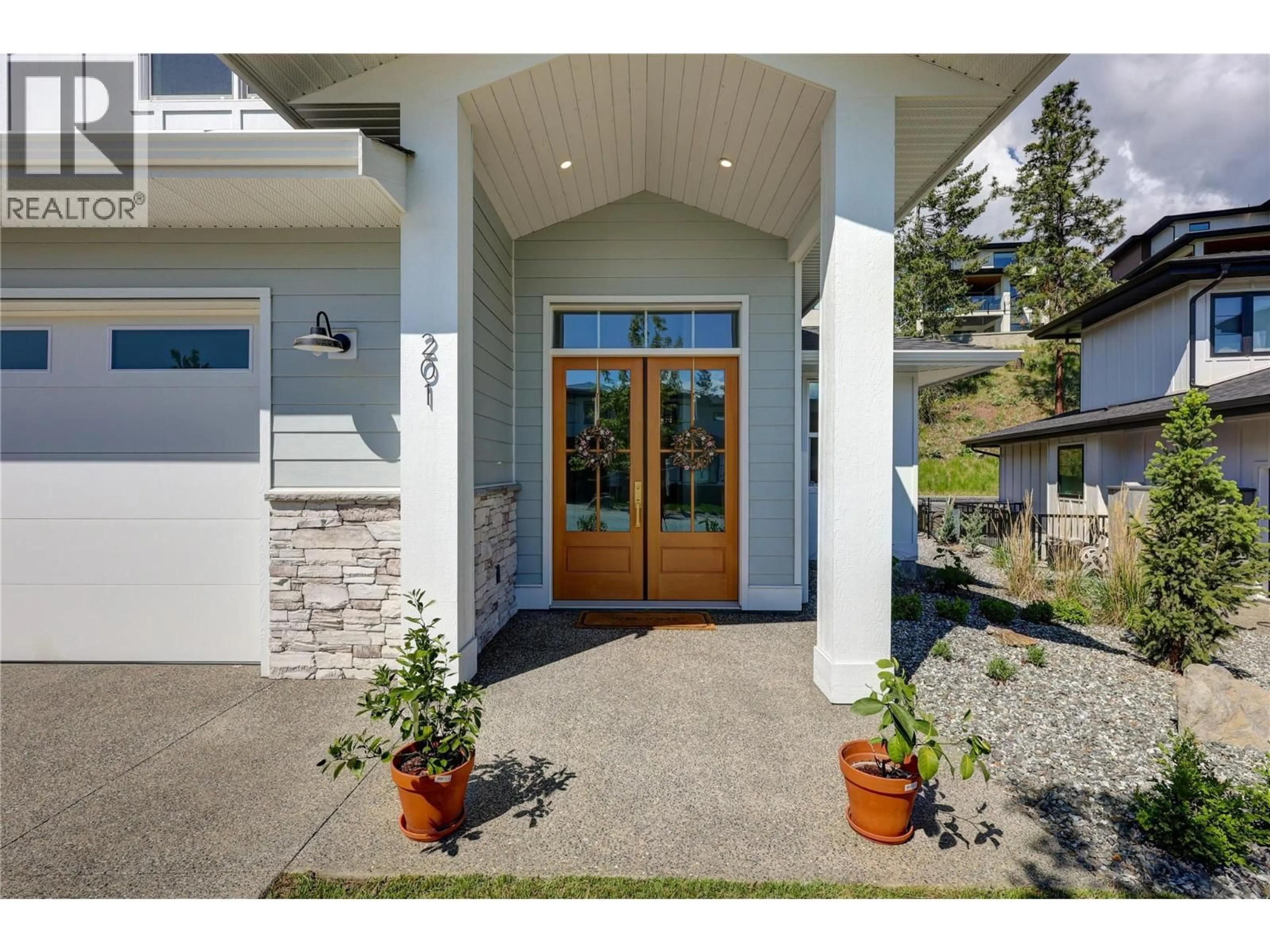 Indoor entryway for 201 SUMMER WOOD DRIVE, Kelowna British Columbia V1V0C9