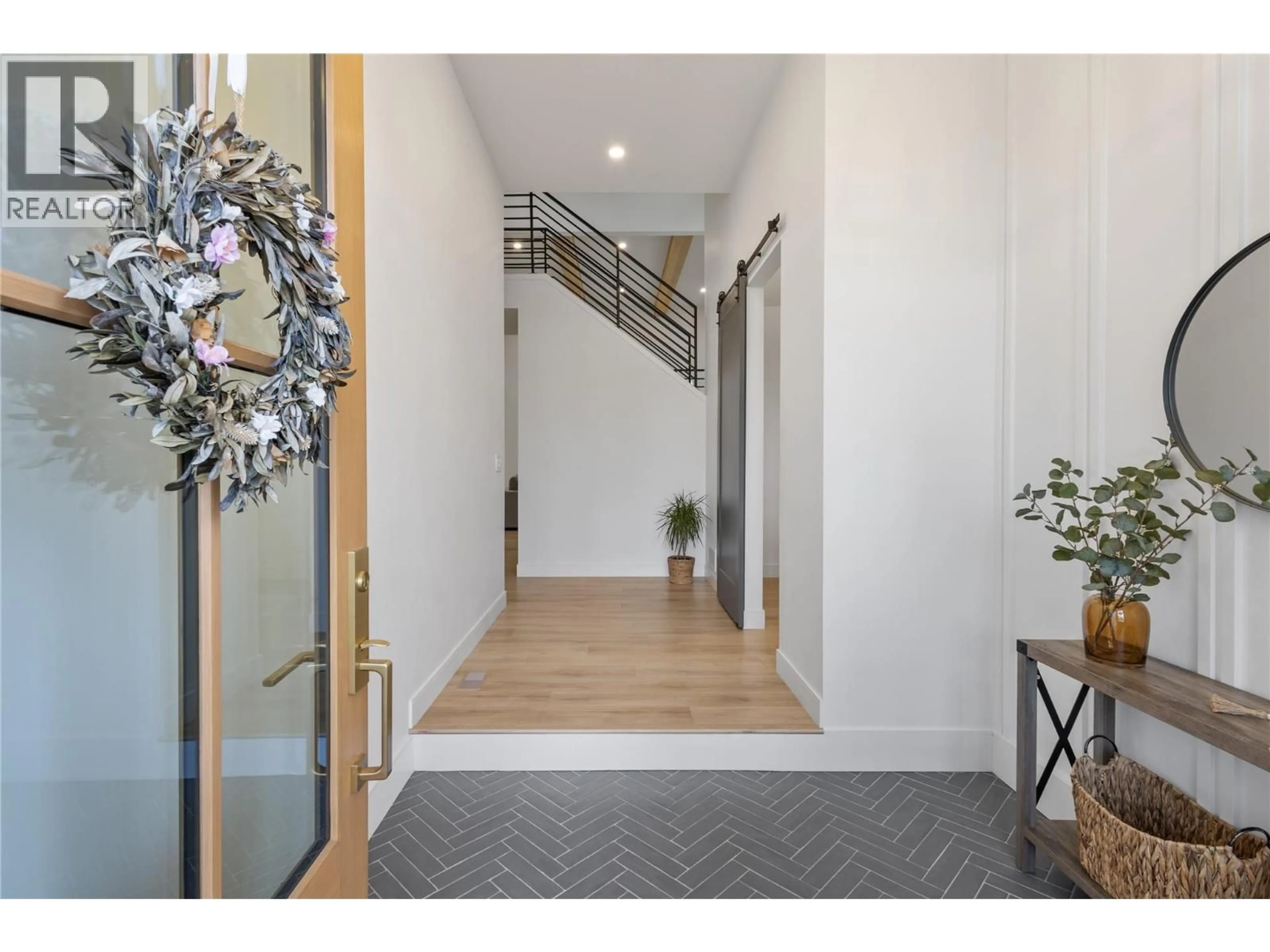 Indoor entryway for 201 SUMMER WOOD DRIVE, Kelowna British Columbia V1V0C9