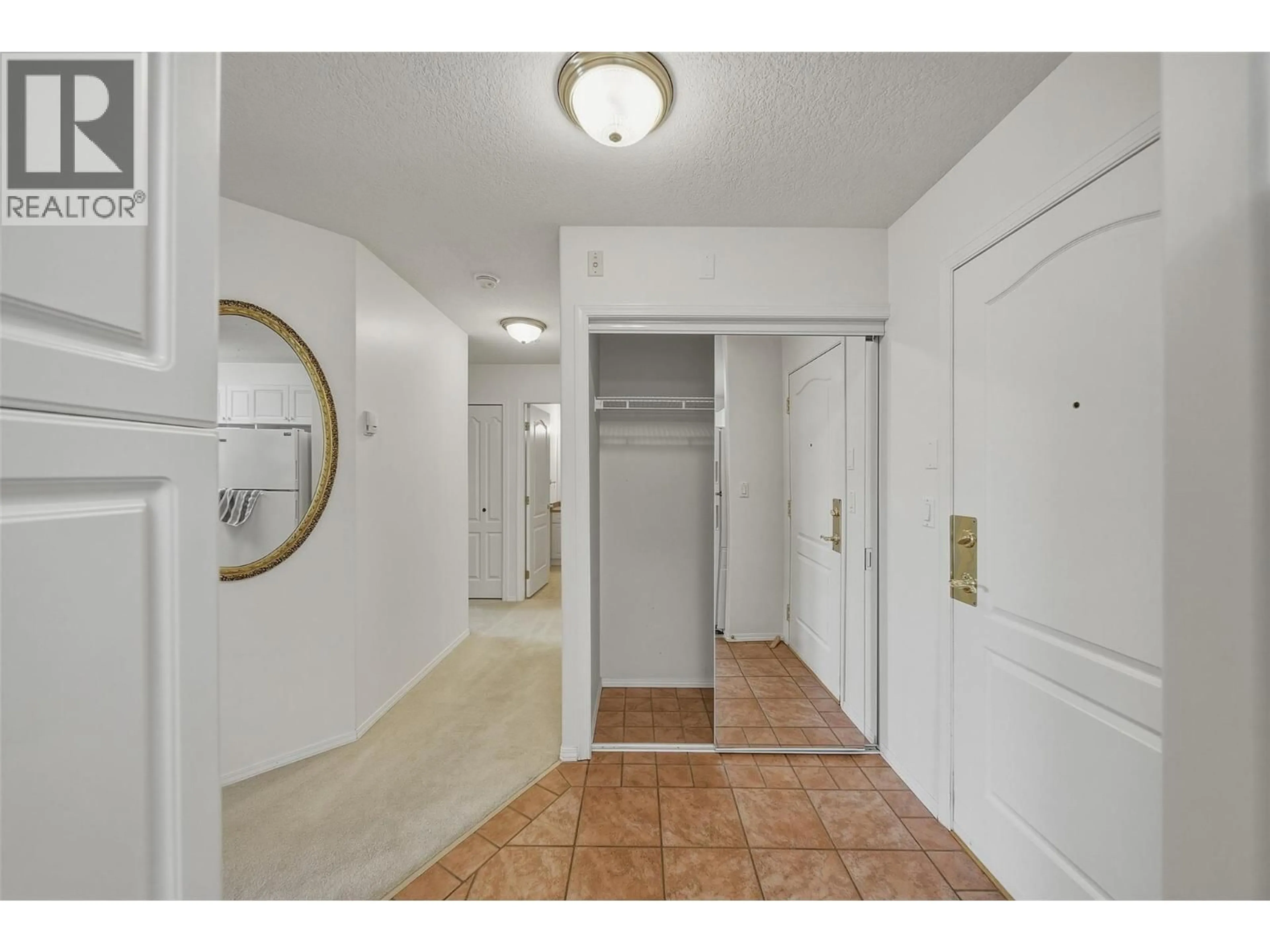 Indoor foyer for 104 - 2169 FLAMINGO ROAD, Kamloops British Columbia V2C4J8