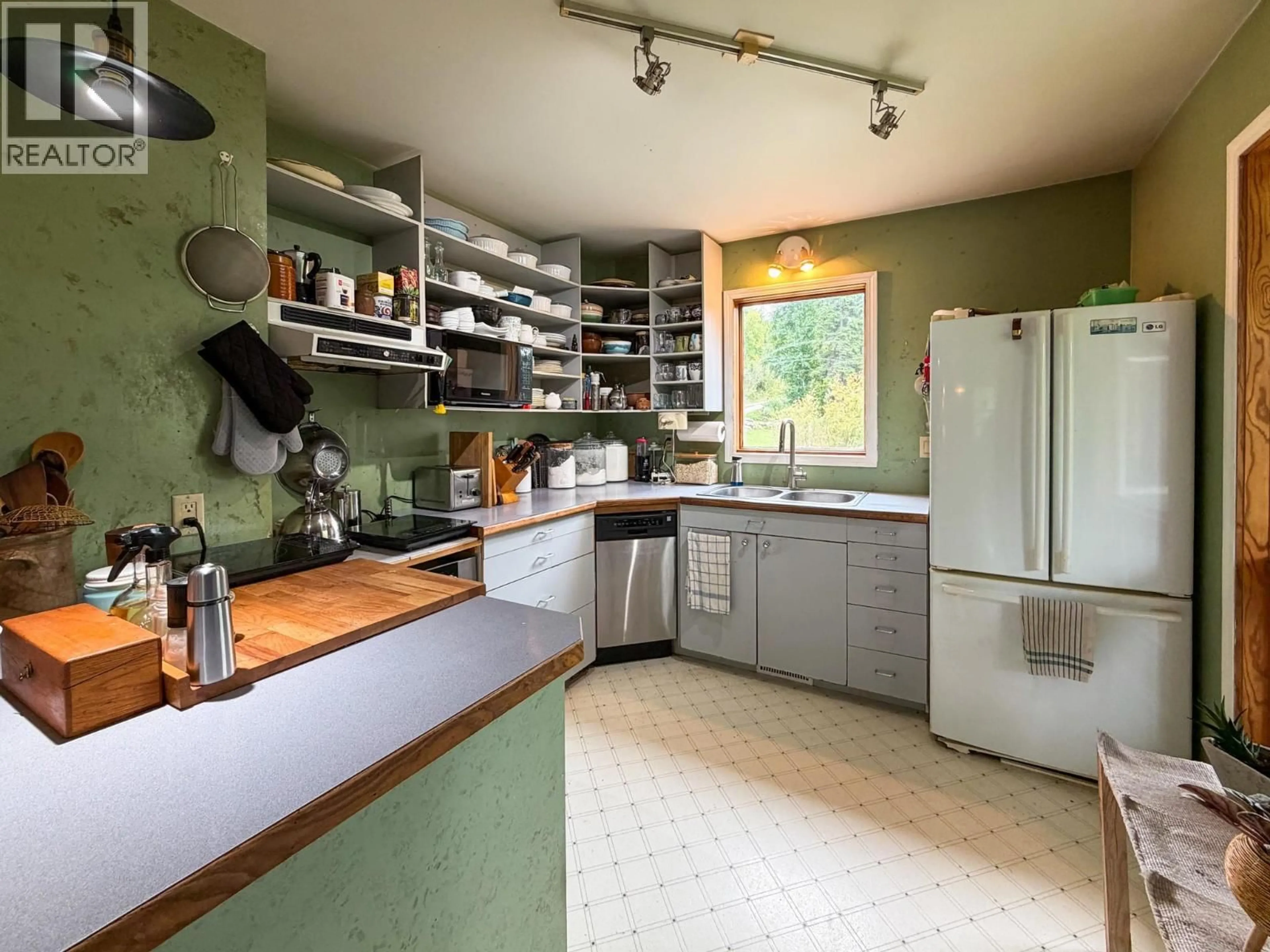 Standard kitchen, unknown for 2529 95 HIGHWAY, Brisco British Columbia V0A1B0