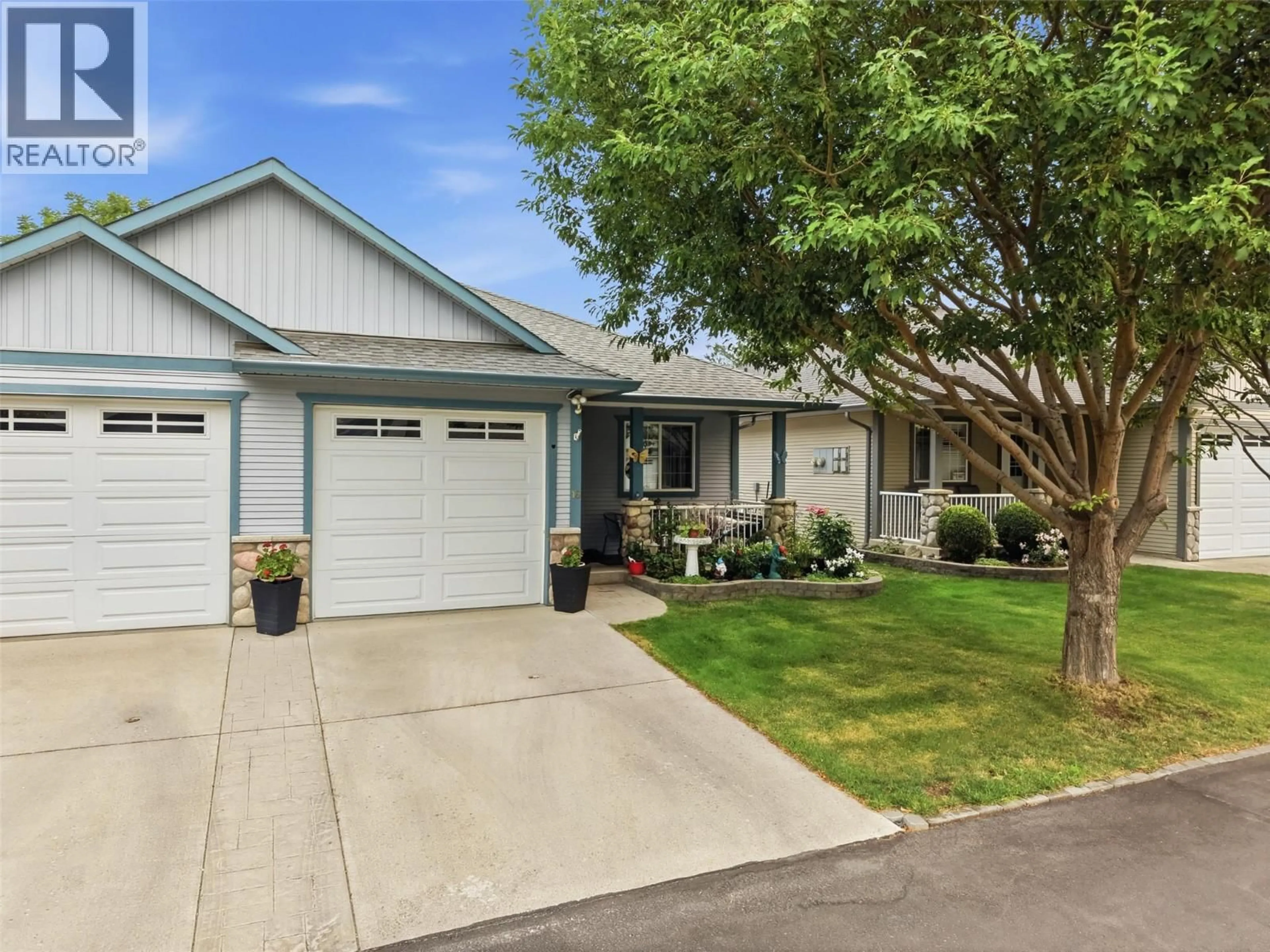 Home with vinyl exterior material, street for 16 - 1836 GREENFIELD AVENUE, Kamloops British Columbia V2B8T2