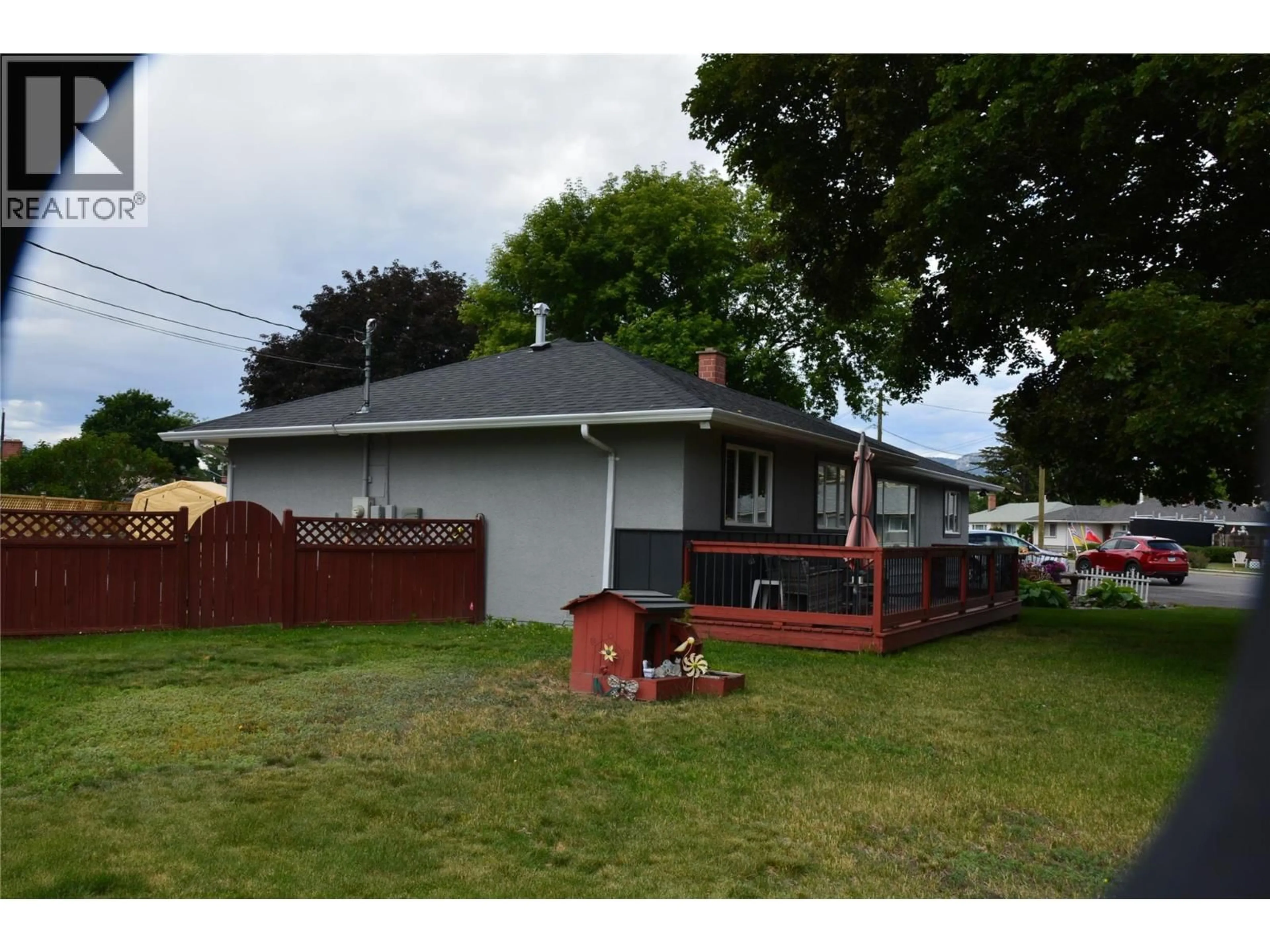 A pic from outside/outdoor area/front of a property/back of a property/a pic from drone, street for 601 REGINA AVENUE, Kamloops British Columbia V2B1N6